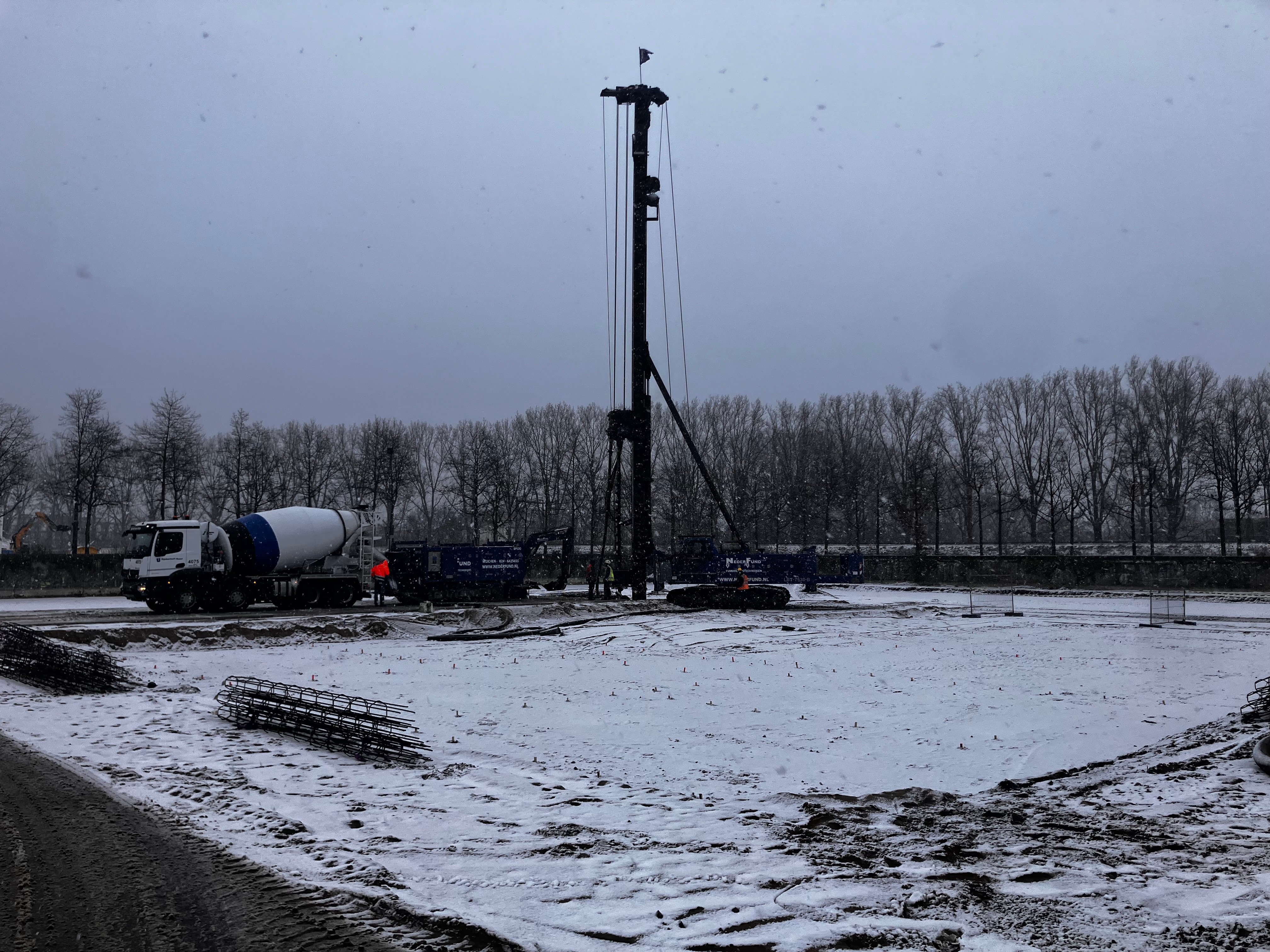 De eerste paal de grond in.