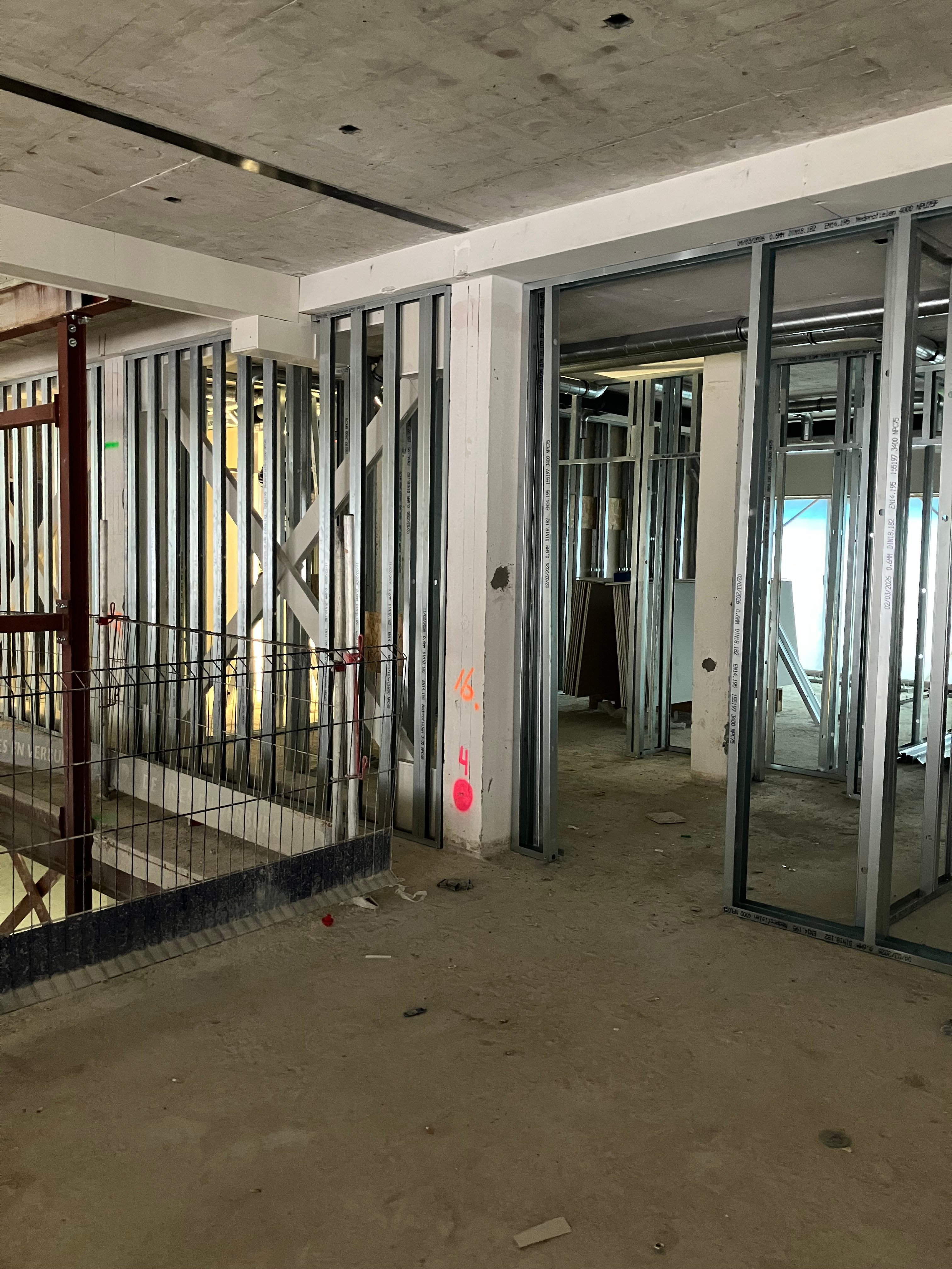 Afgelopen weken is er gestart met het aanbrengen van Metalstud wanden in het laagbouwgedeelte op de begane grond.