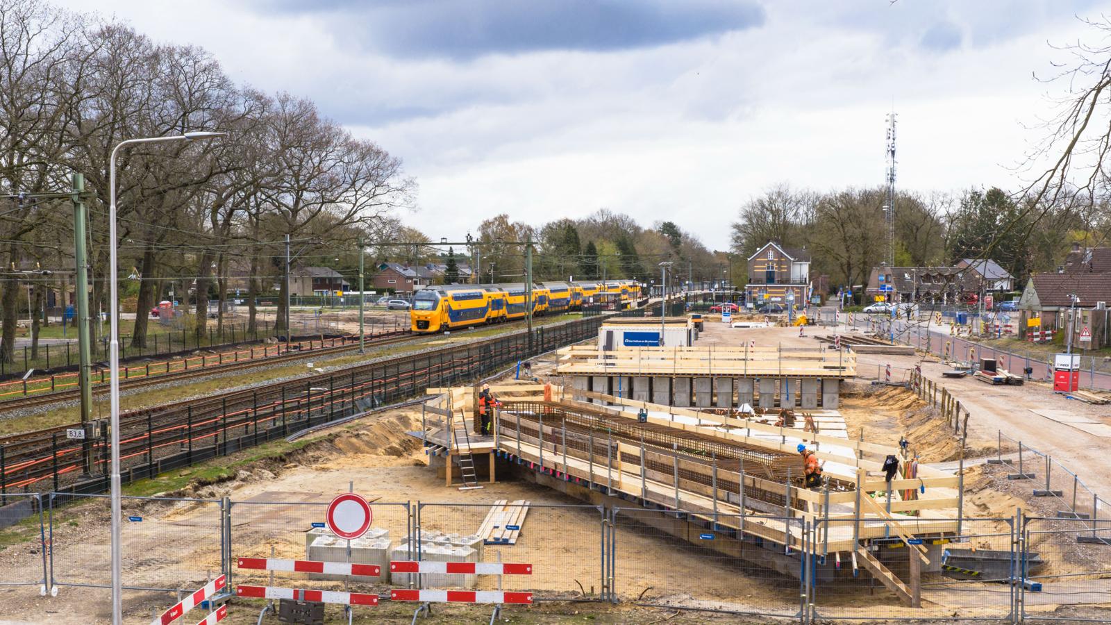Overzicht van het bouwterrein aan de zuidzijde waar de wapeningsstaal van de spooronderdoorgang wordt gemaakt. Gefotografeerd door Johan Bertels