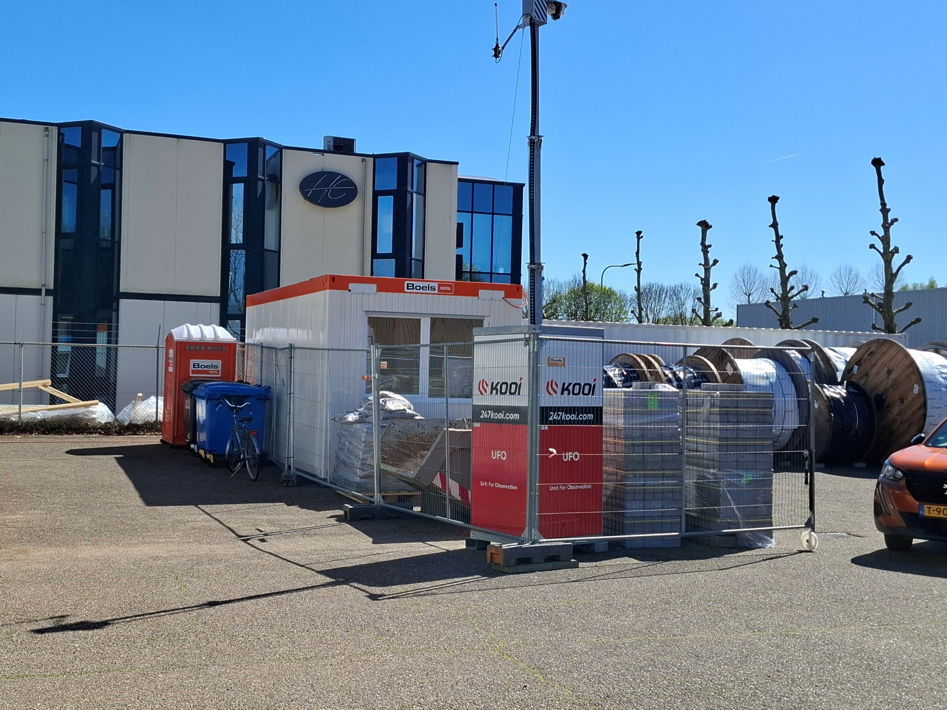 Het inloopspreekuur wordt gehouden in de wit-oranje bouwkeet. De ingang is aan de kant van het toilet.