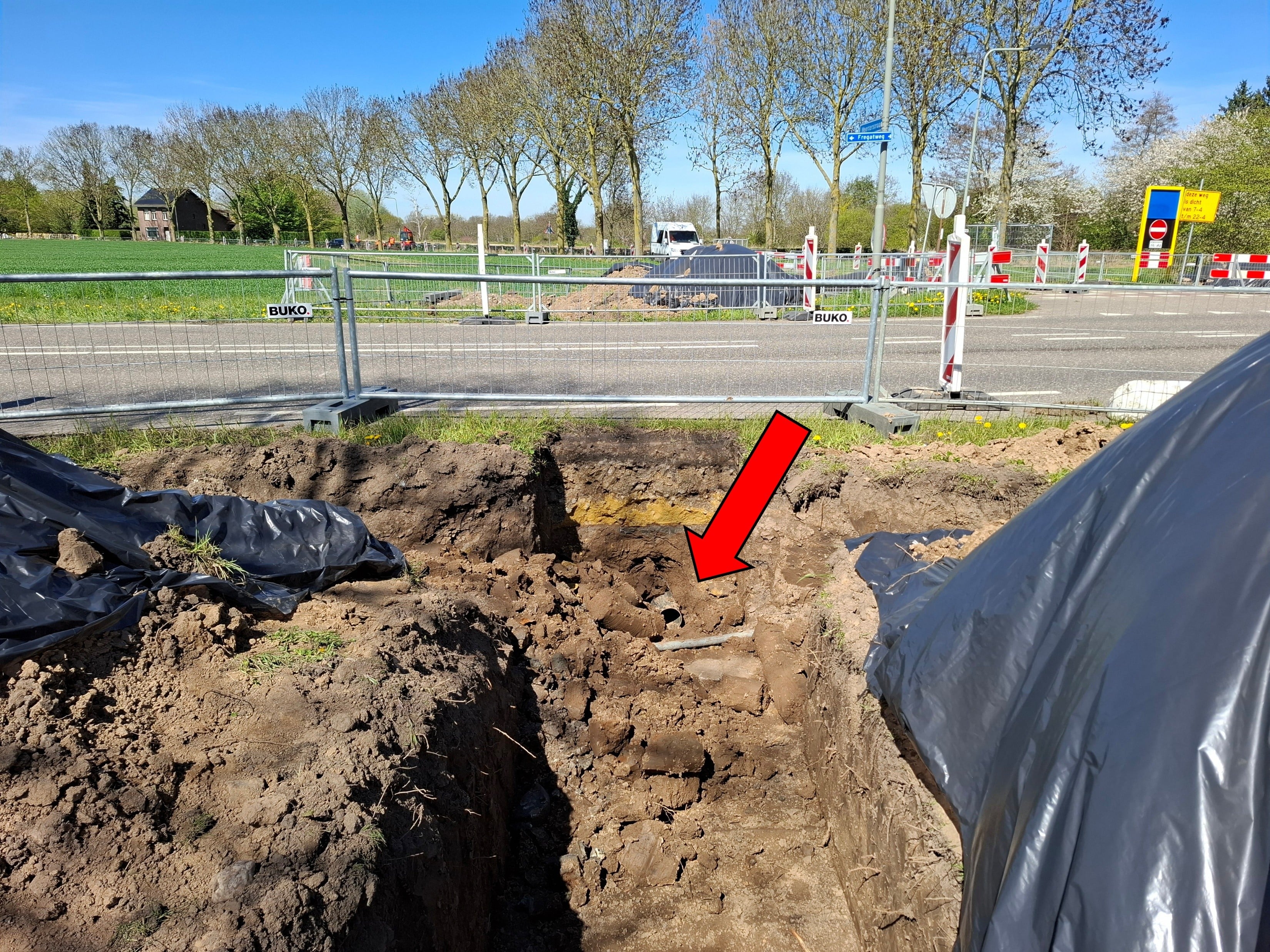 Een van de plekken waar een buis onder de Fregatweg door is geperst om daar later stroomkabels doorheen te trekken.