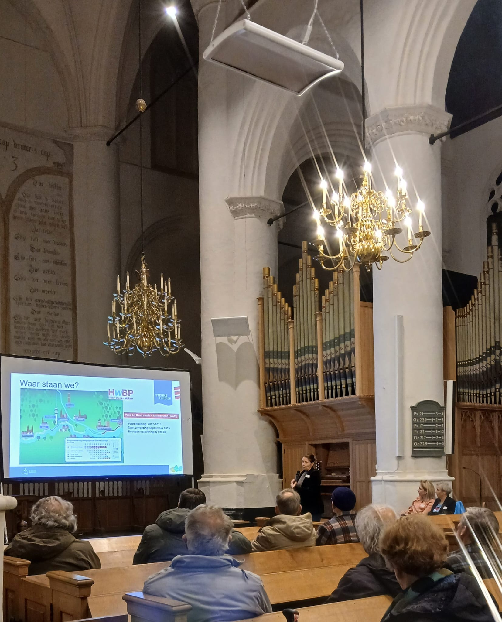 Presentatie over de dijkversterkingswerkzaamheden tijdens de bewonersbijeenkomst in de Grote Kerk in Wijk bij Duurstede.