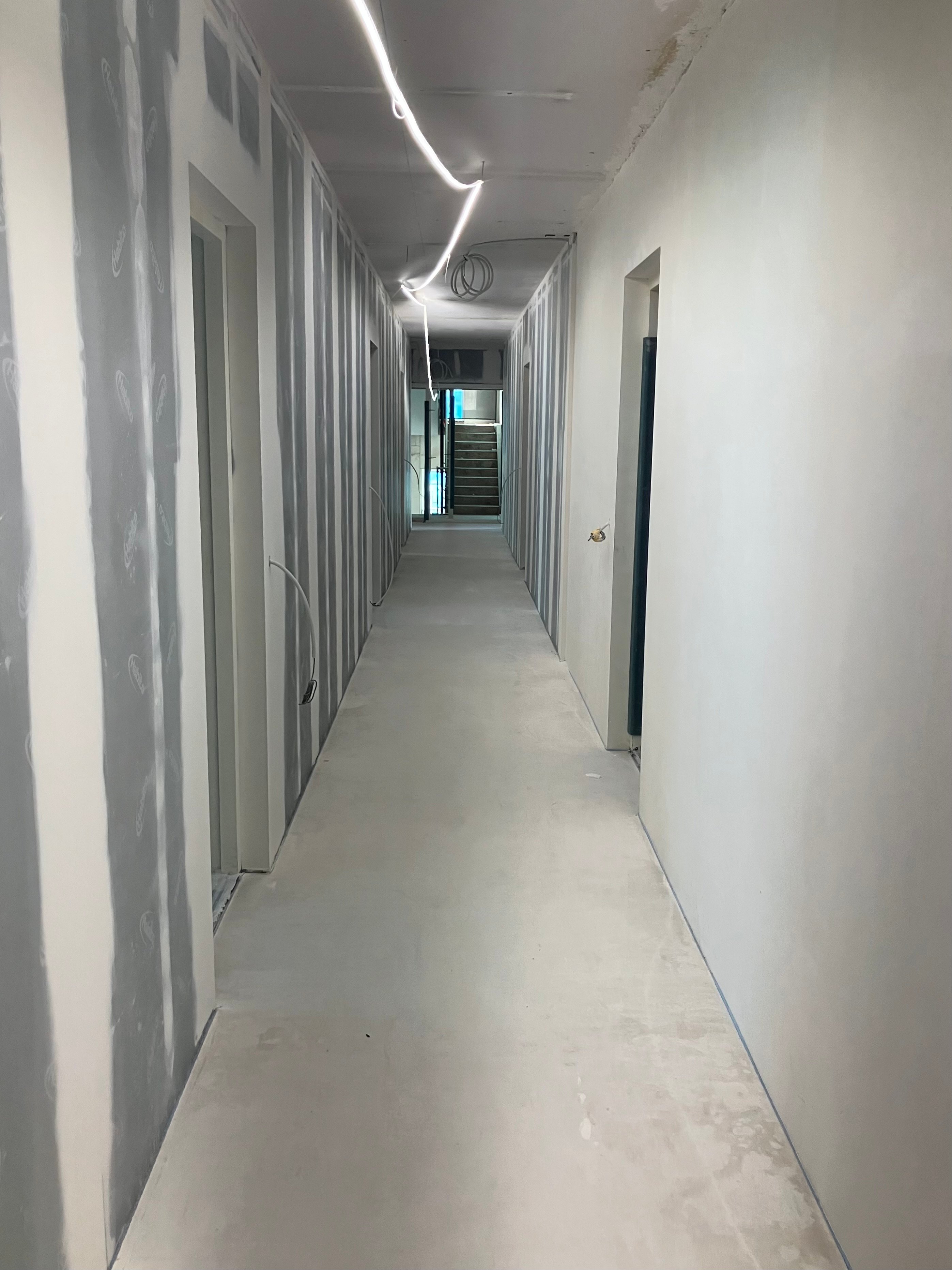 De corridor gangen van de hoogbouw.