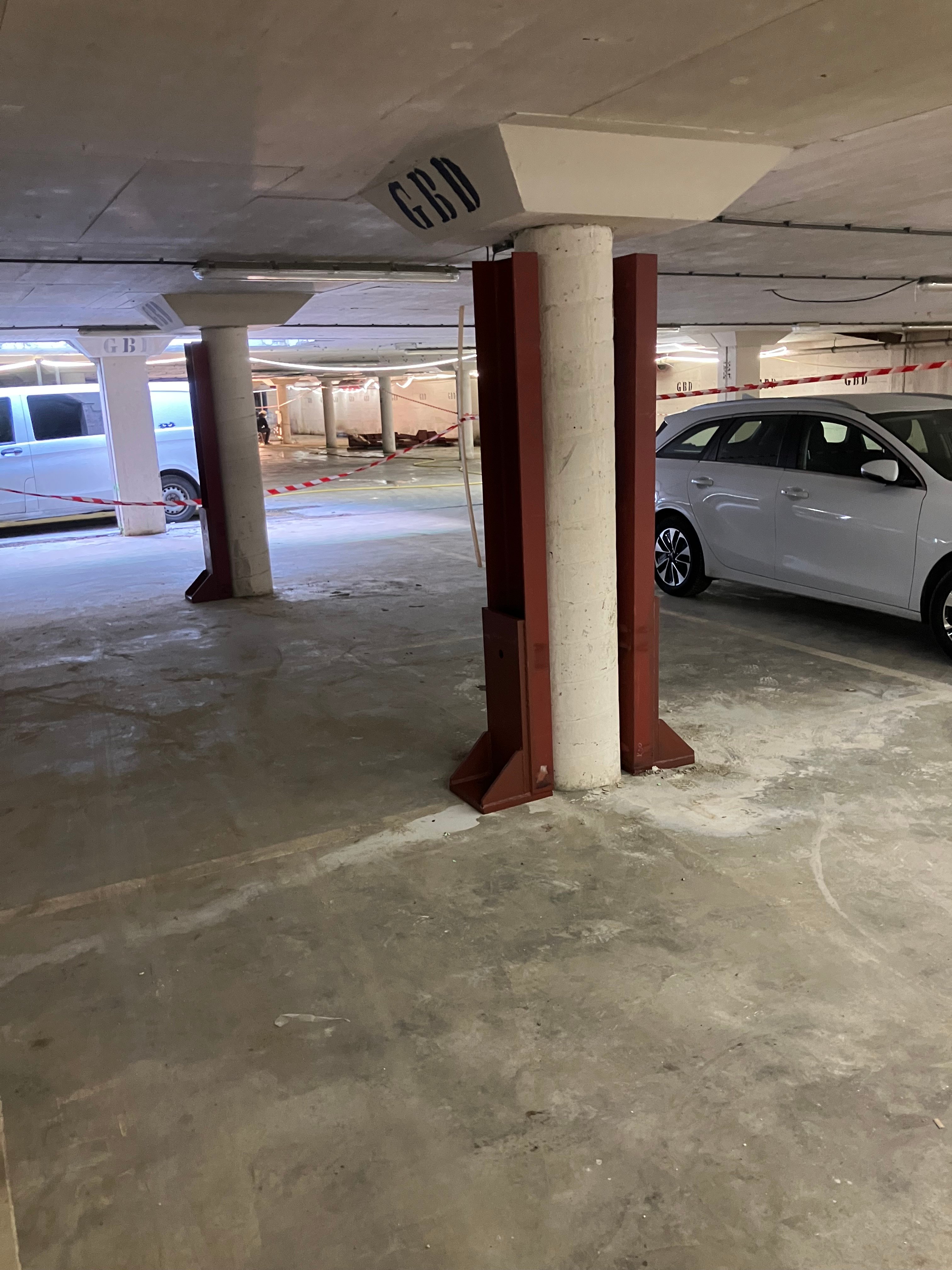 Staal wat in de parkeergarage wordt aangebracht voor de woningen aan de Carpentierstraat.