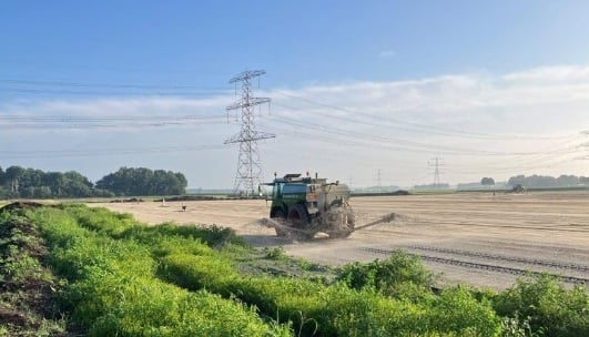 Aanbrengen van anti-stuifmiddel (archieffoto).