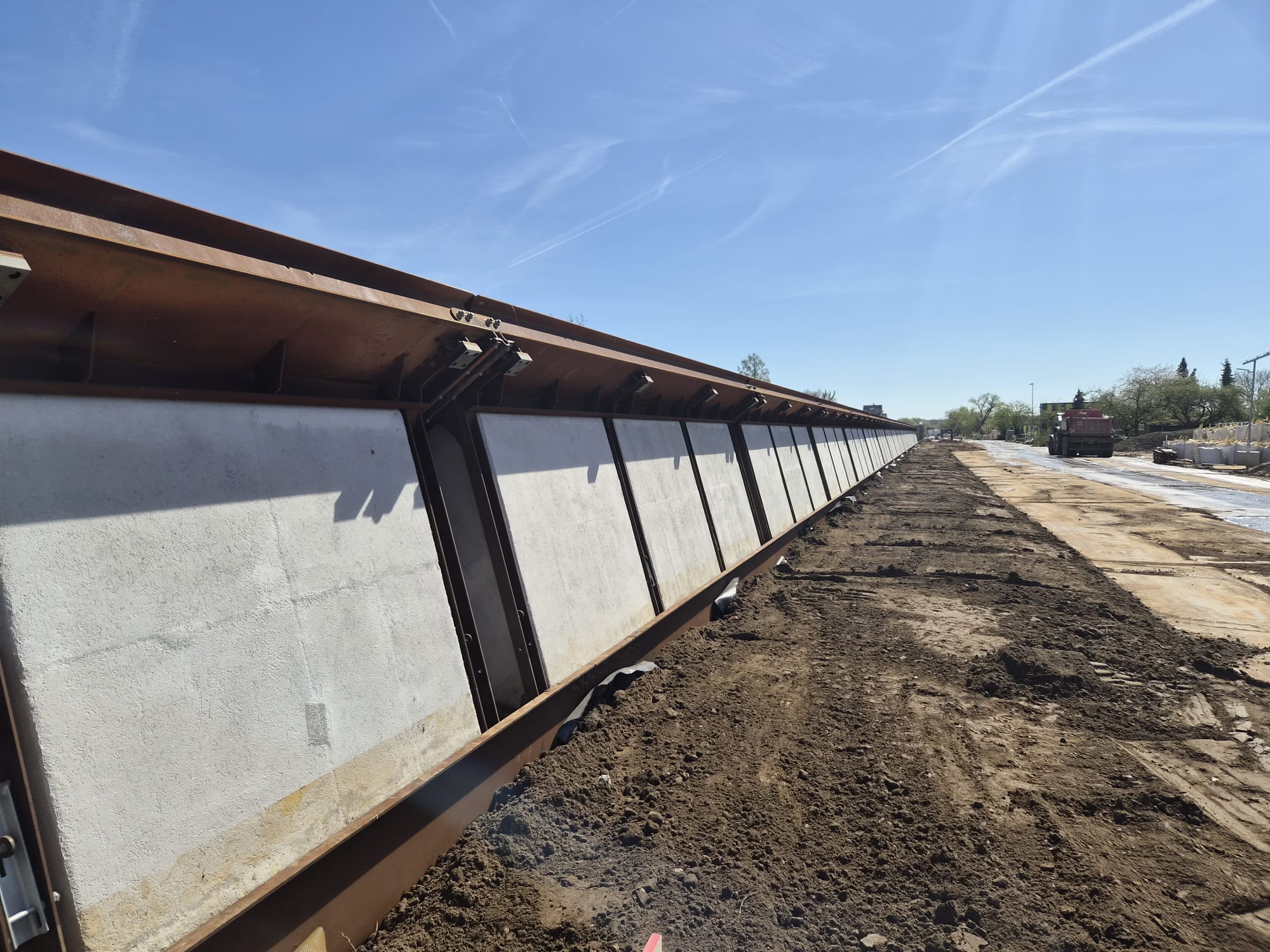 De zelfsluitende waterkering in volledig kerende stand (buitendijks)