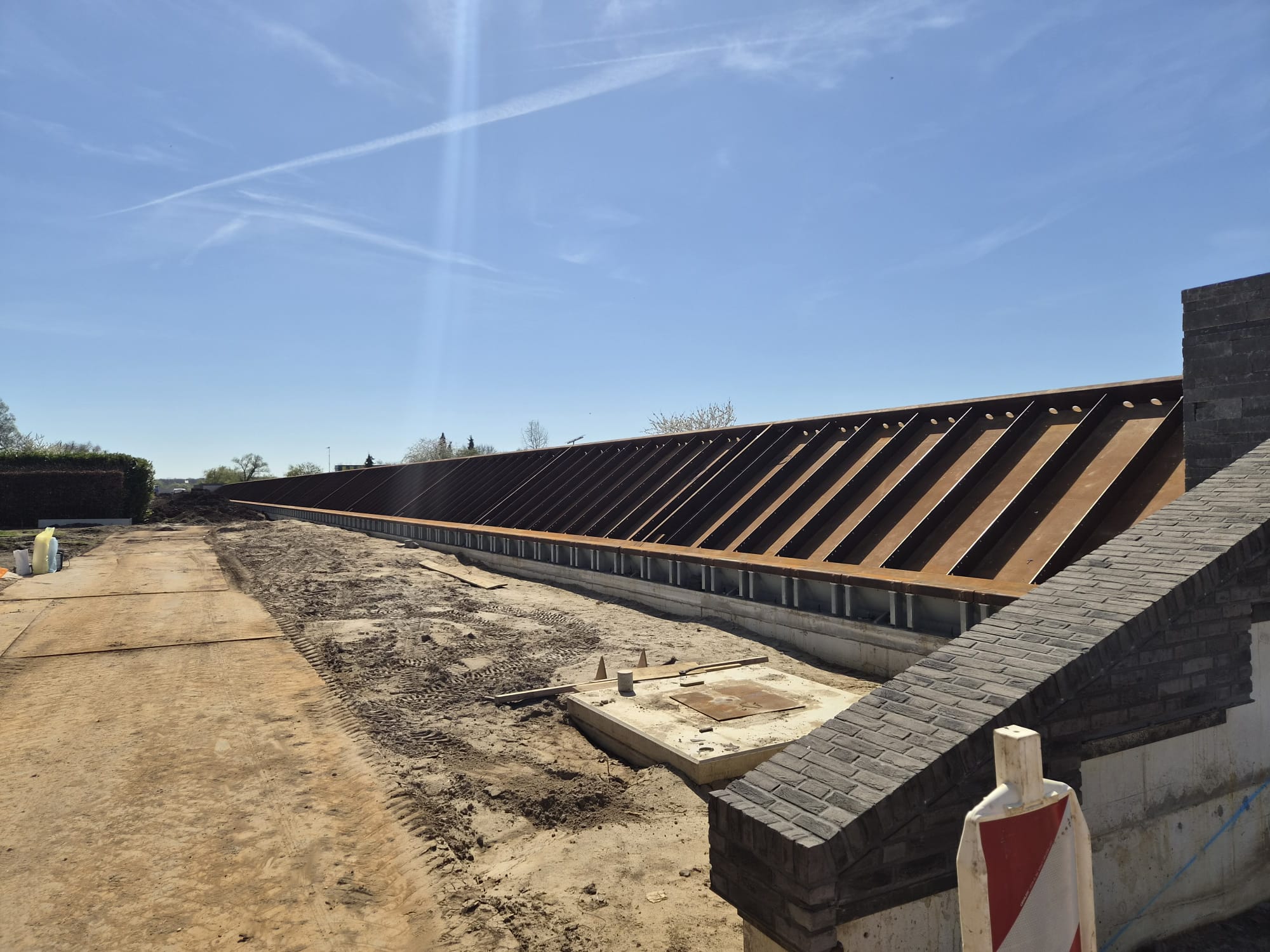 De zelfsluitende waterkering in volledig kerende stand (binnendijks)