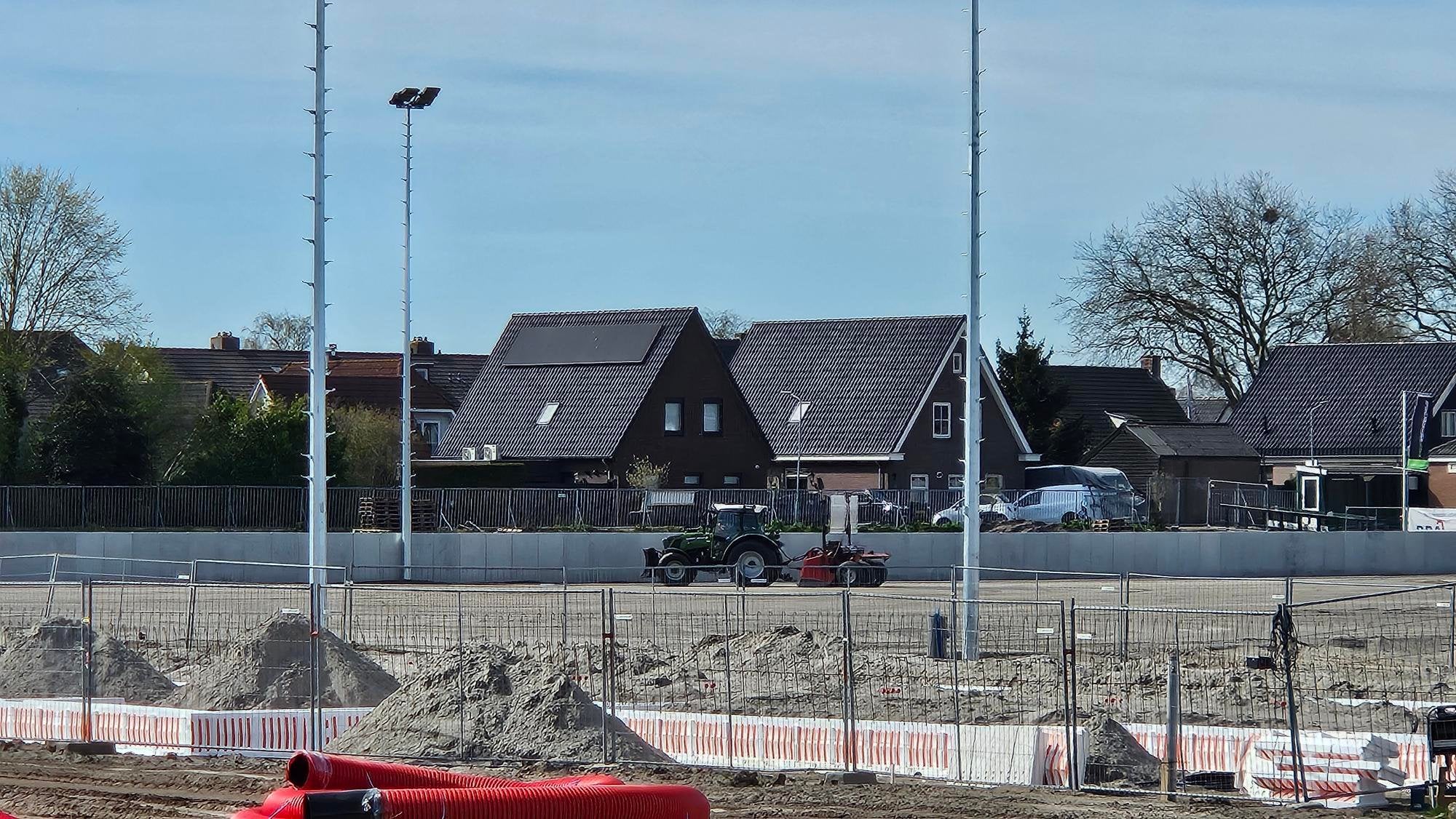 Egaliseren van de ondergrond (speciaal zand) van het kunstgrasveld
