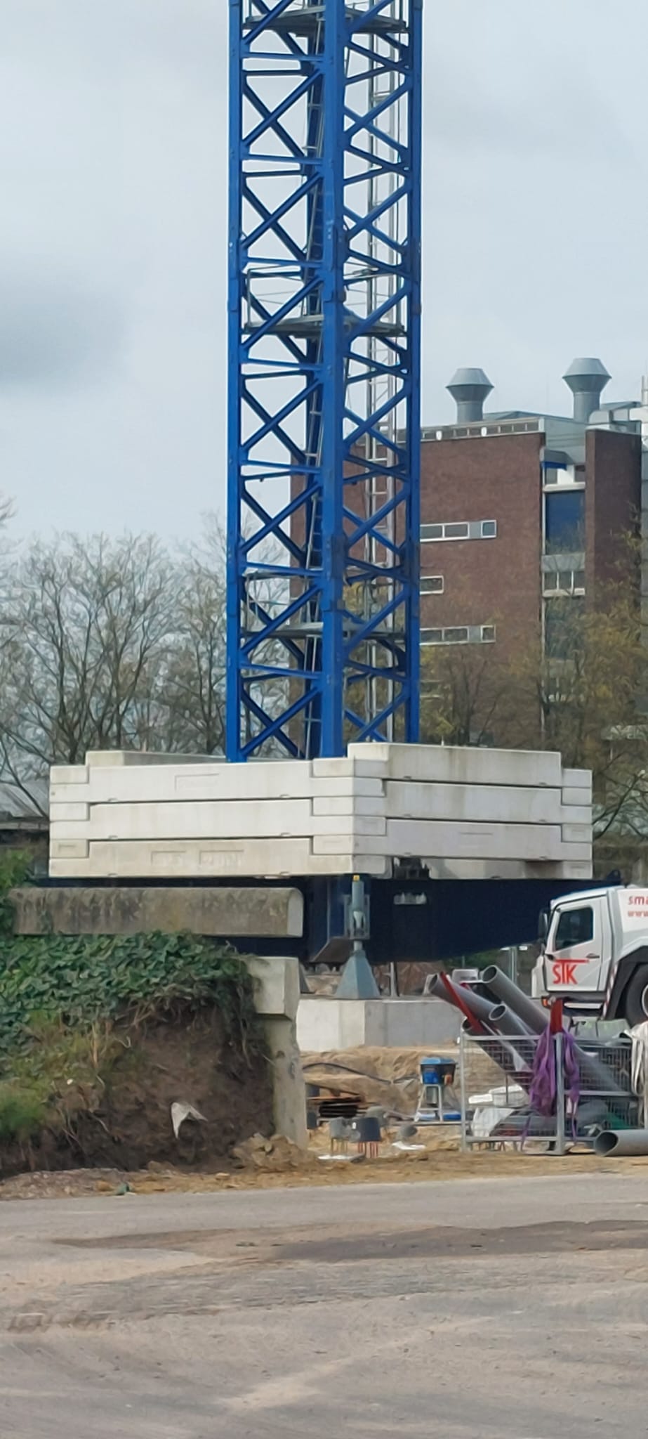 De contraballast van de torenkraan.