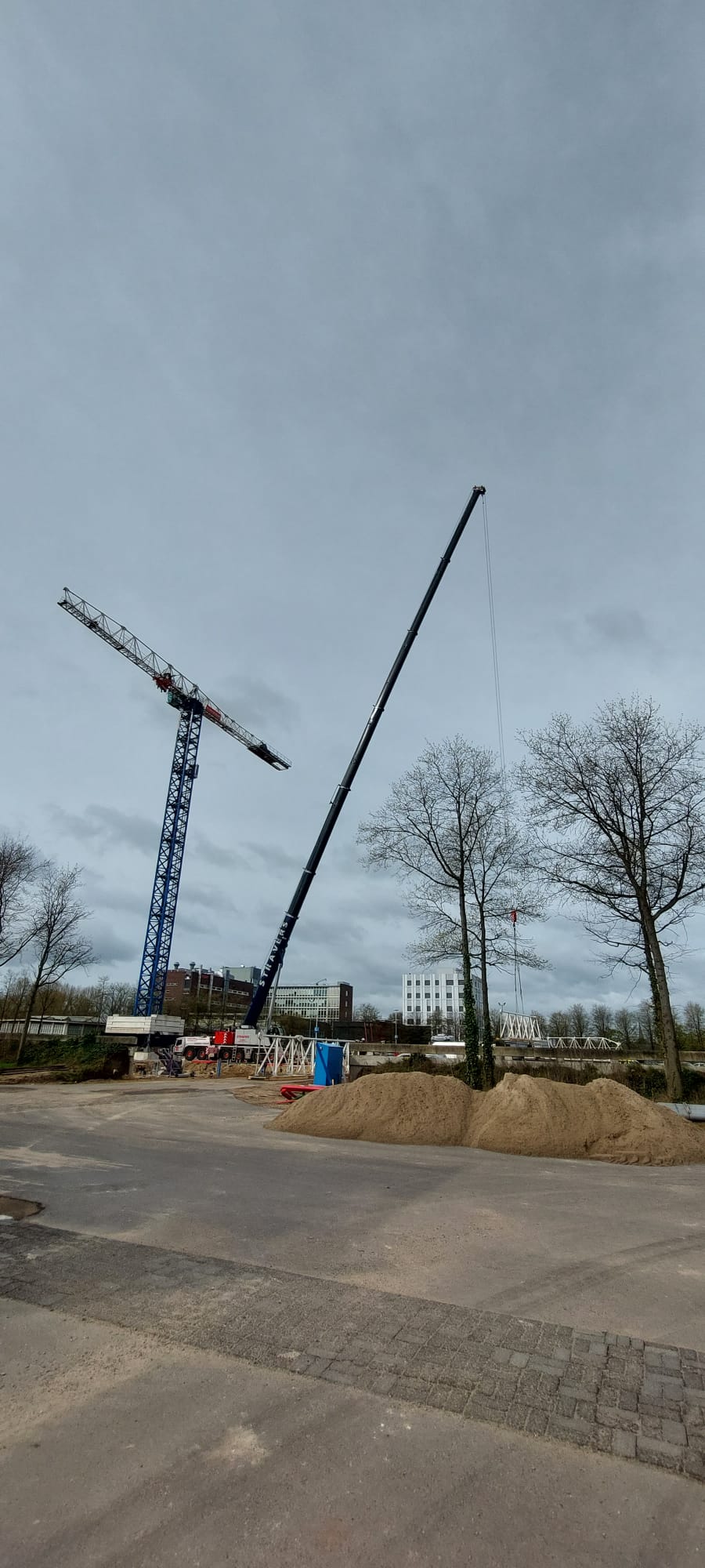 Opbouwen van de torenkraan.