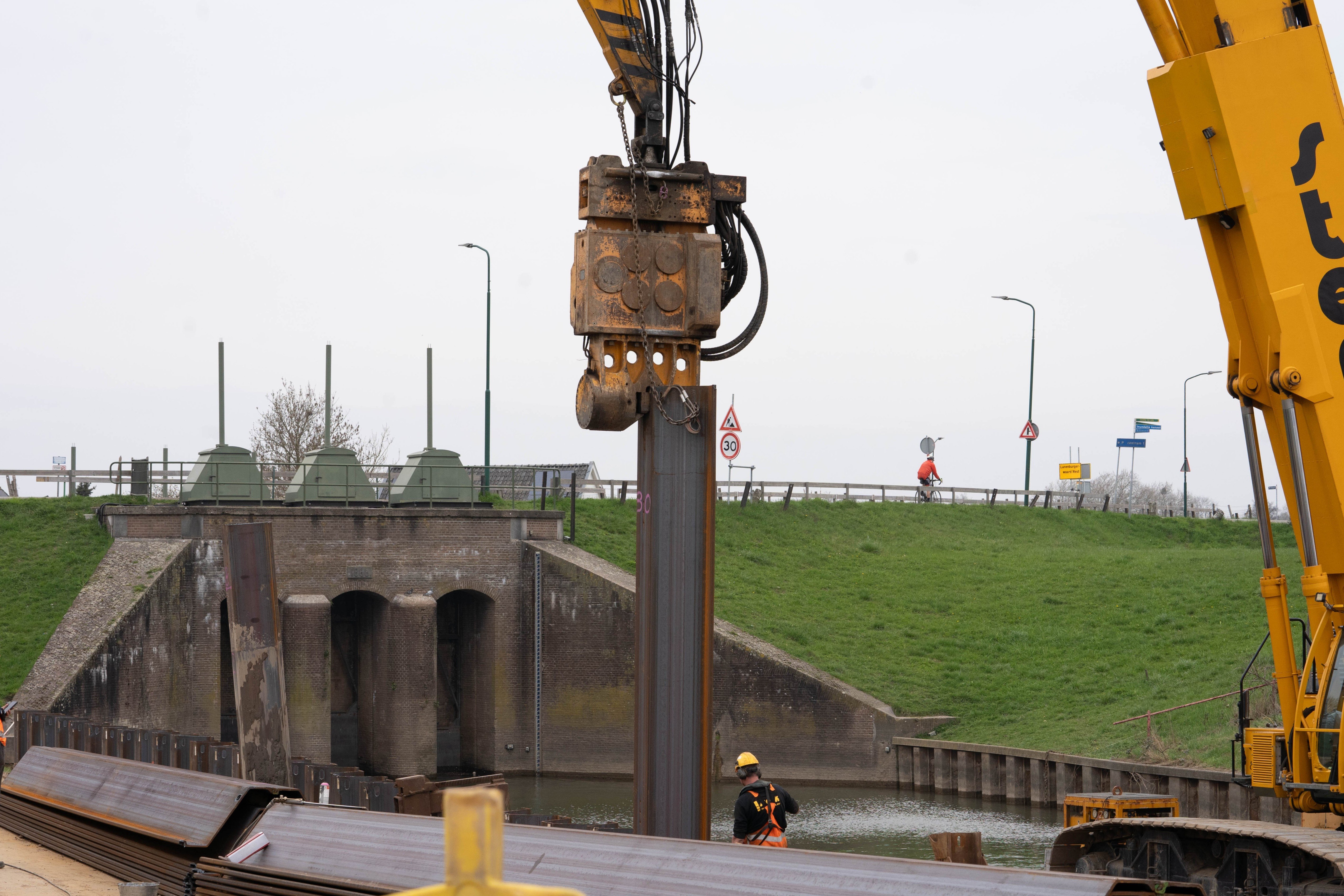 Damwandwerkzaamheden bij het Inundatiekanaal.