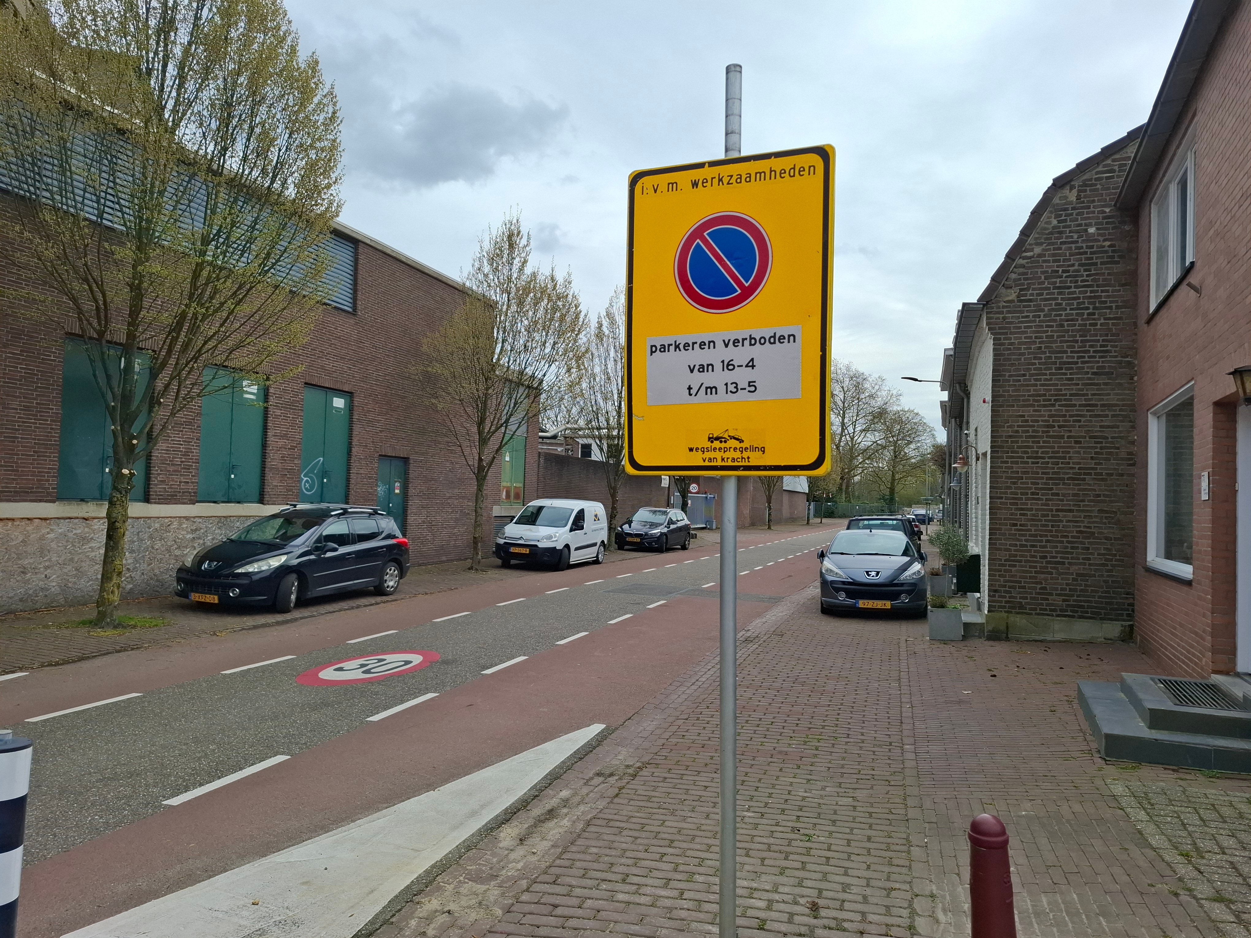 In de straat Weert geldt een parkeerverbod aan de kant waar wordt gewerkt.