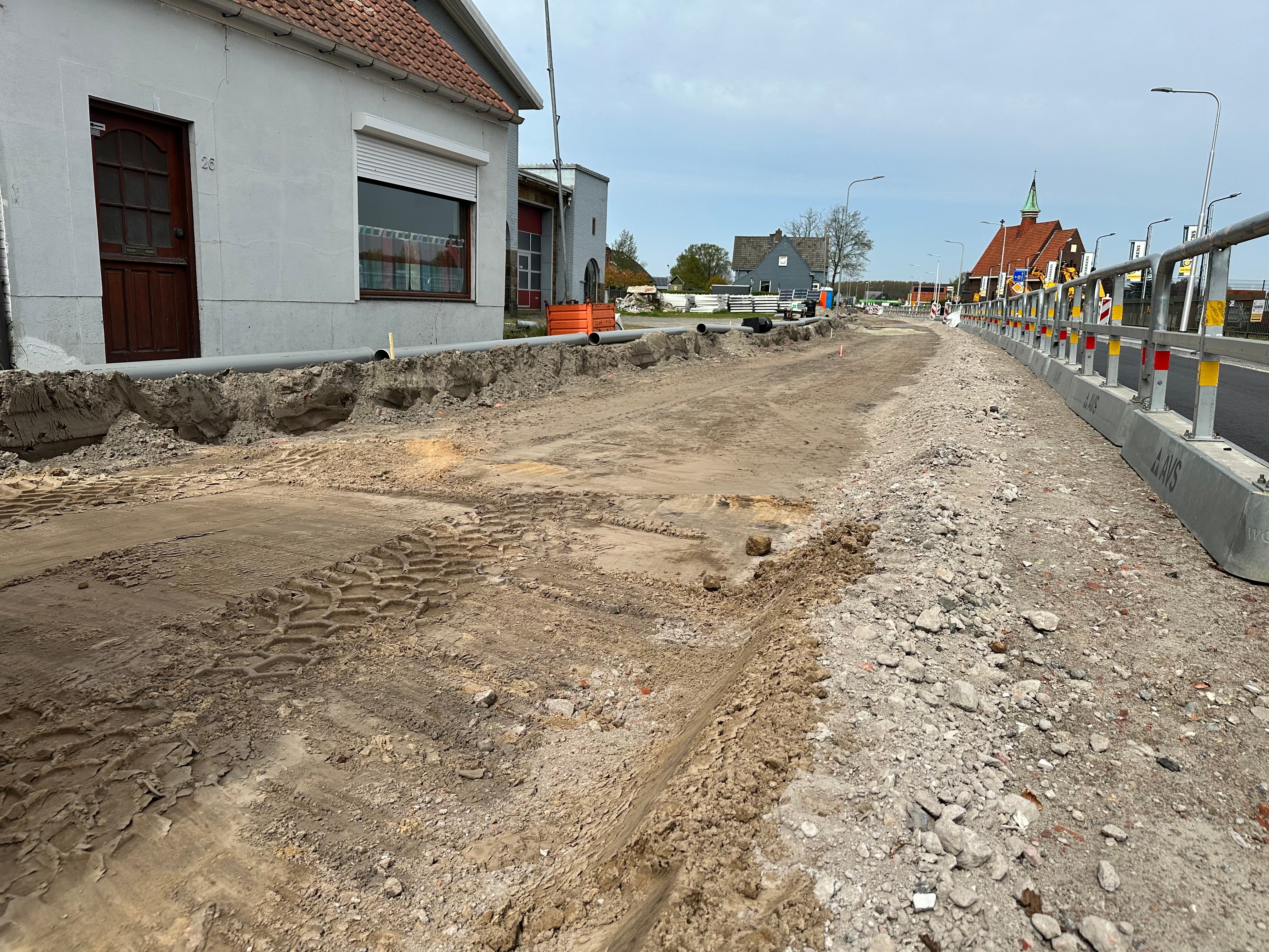 Het nieuwe riool wordt aangebracht
