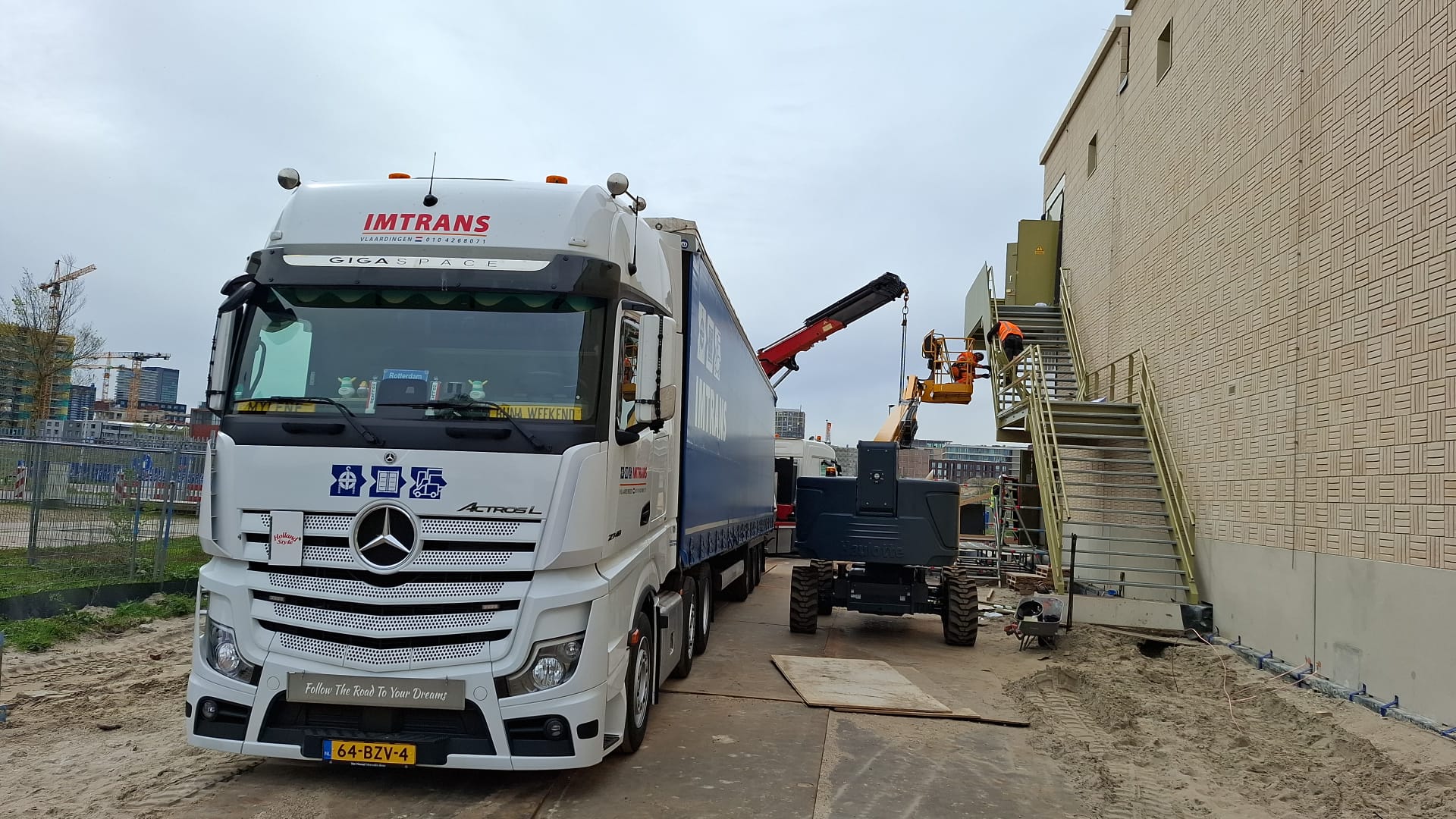 Het lossen van de ABB middenspannings-installatie (10 kV)