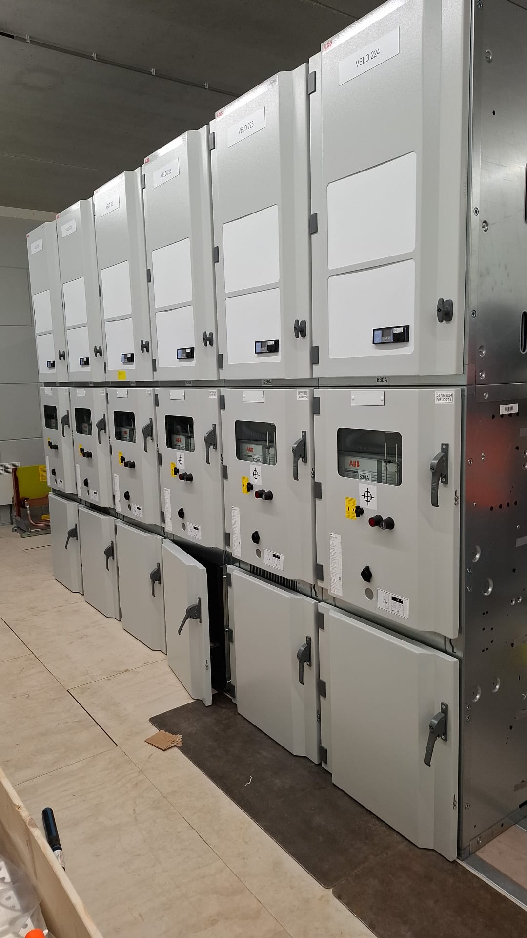 ABB middenspannings-installatie in het stationsgebouw