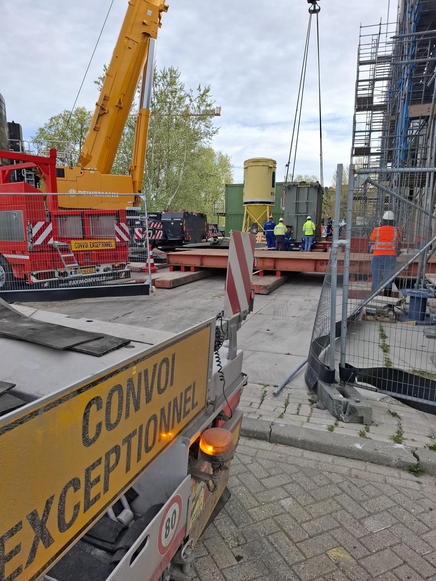 Transformator gaat naar het gebouw (de 'trafocel')