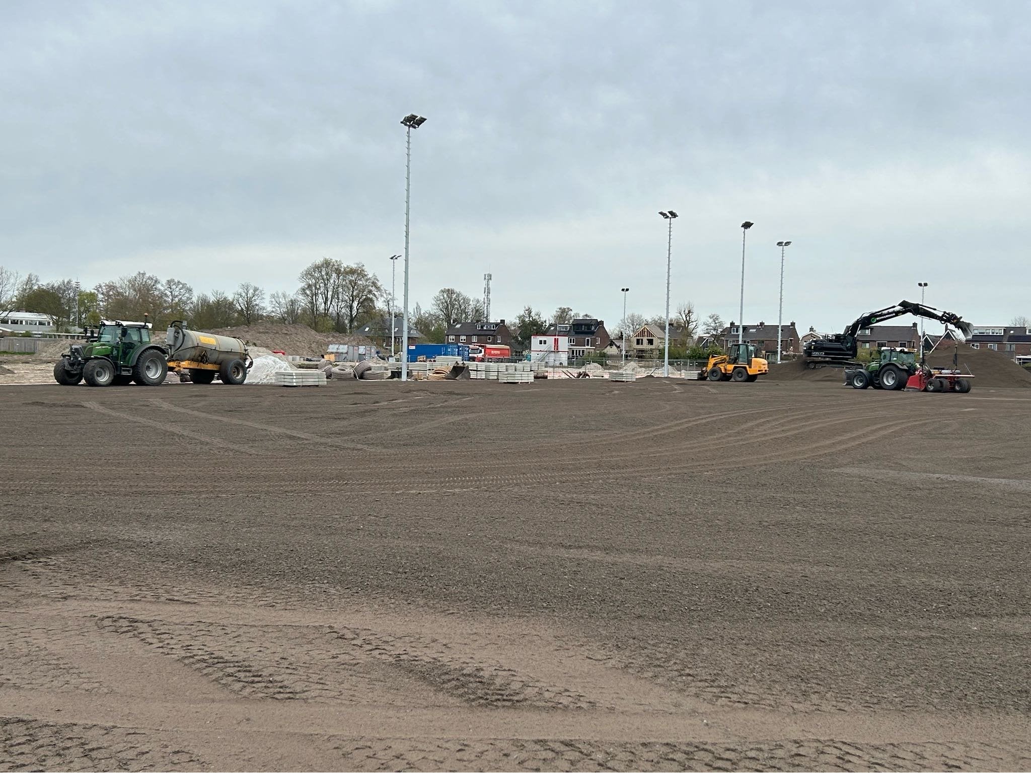 Egaliseren van het kunstgrasveld