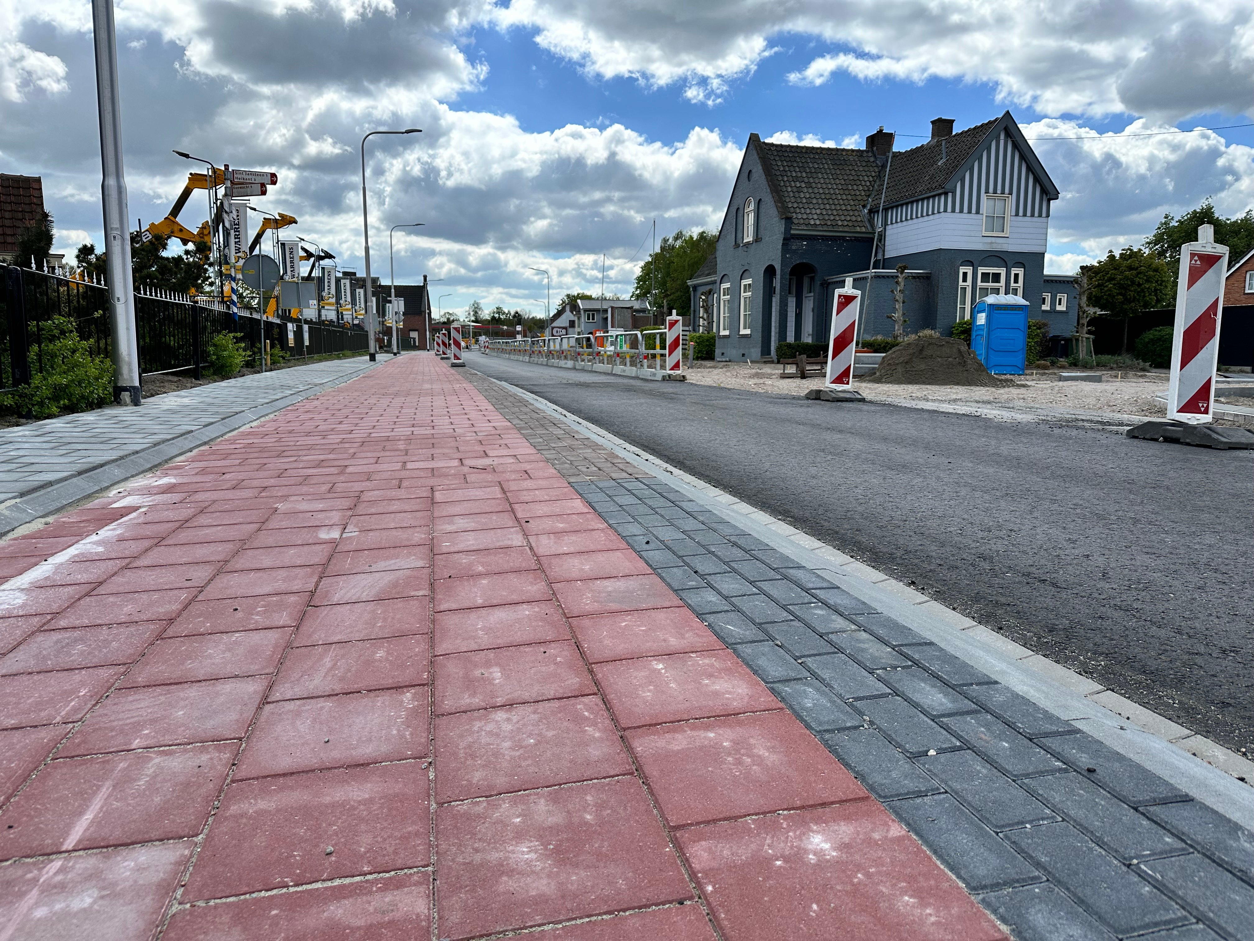 Fietspad en voetpad tussen grens en parkeerterrein Plus is gereed.