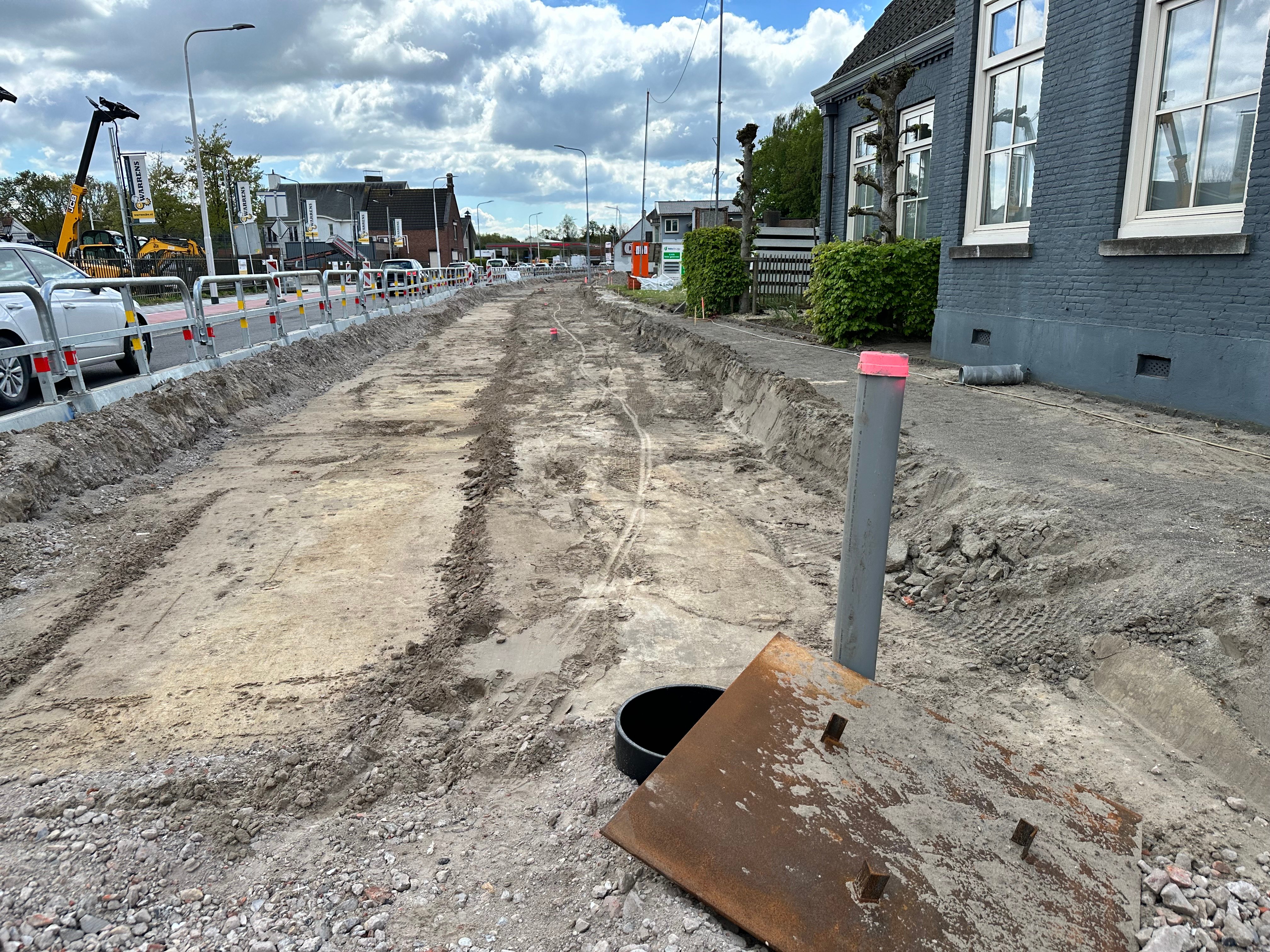 Links de rijbaan, midden het fietspad en rechts het trottoir. Je ziet de rijbaan het diepst liggen. Hier komt een dikkere laag fundering op. Dit omdat hier zwaarder verkeer op zal rijden dan op het fiets- en voetpad.