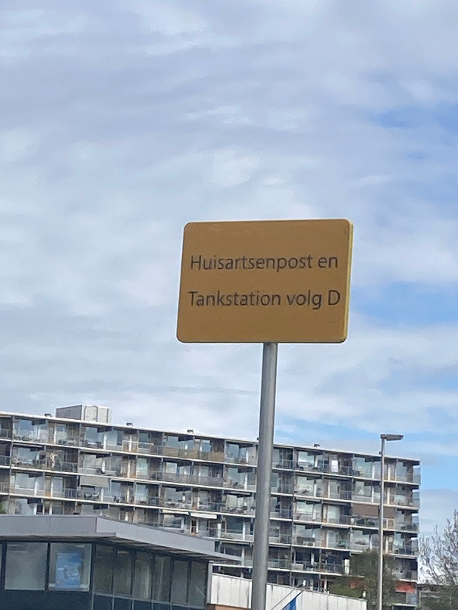 Bord met verwijzing naar de huisartsenpost