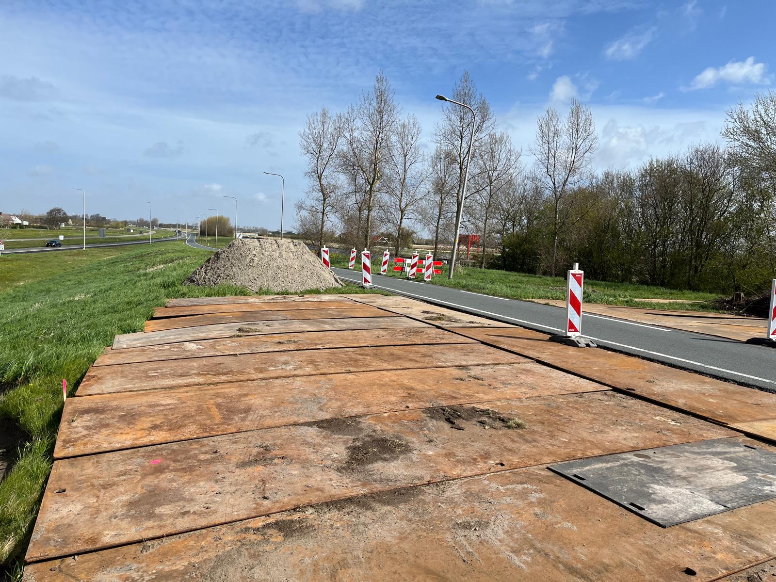 De rijplaten liggen op hun plek in de berm.
