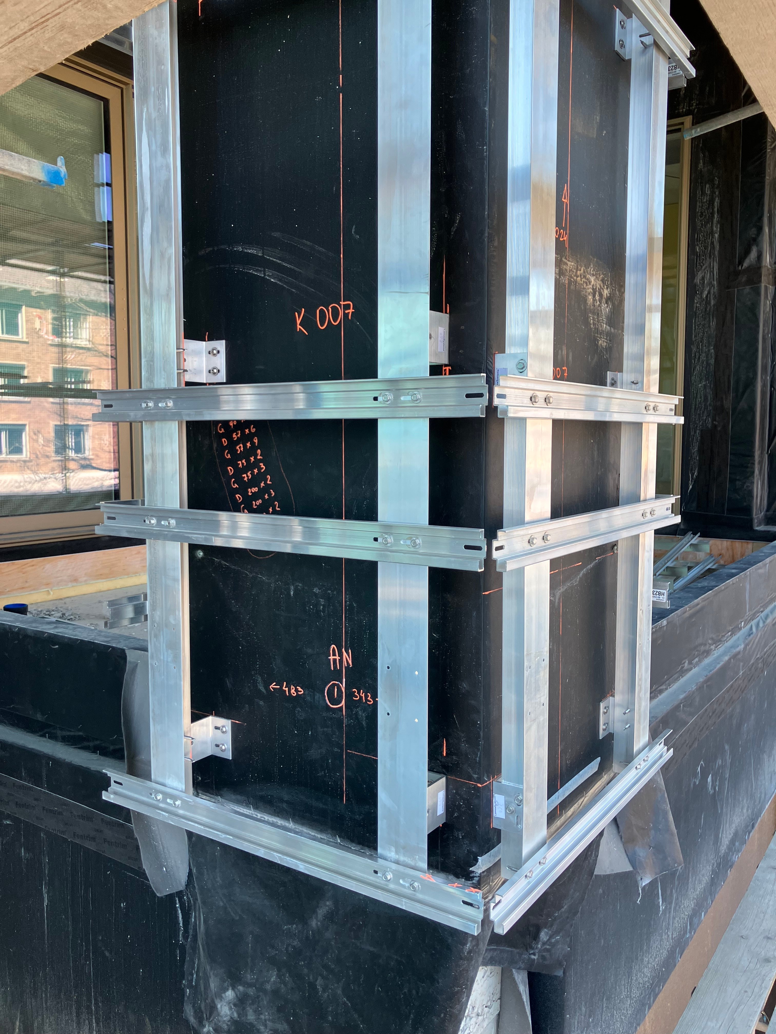 Er is gestart met het aluminium draagsysteem van fase 2.