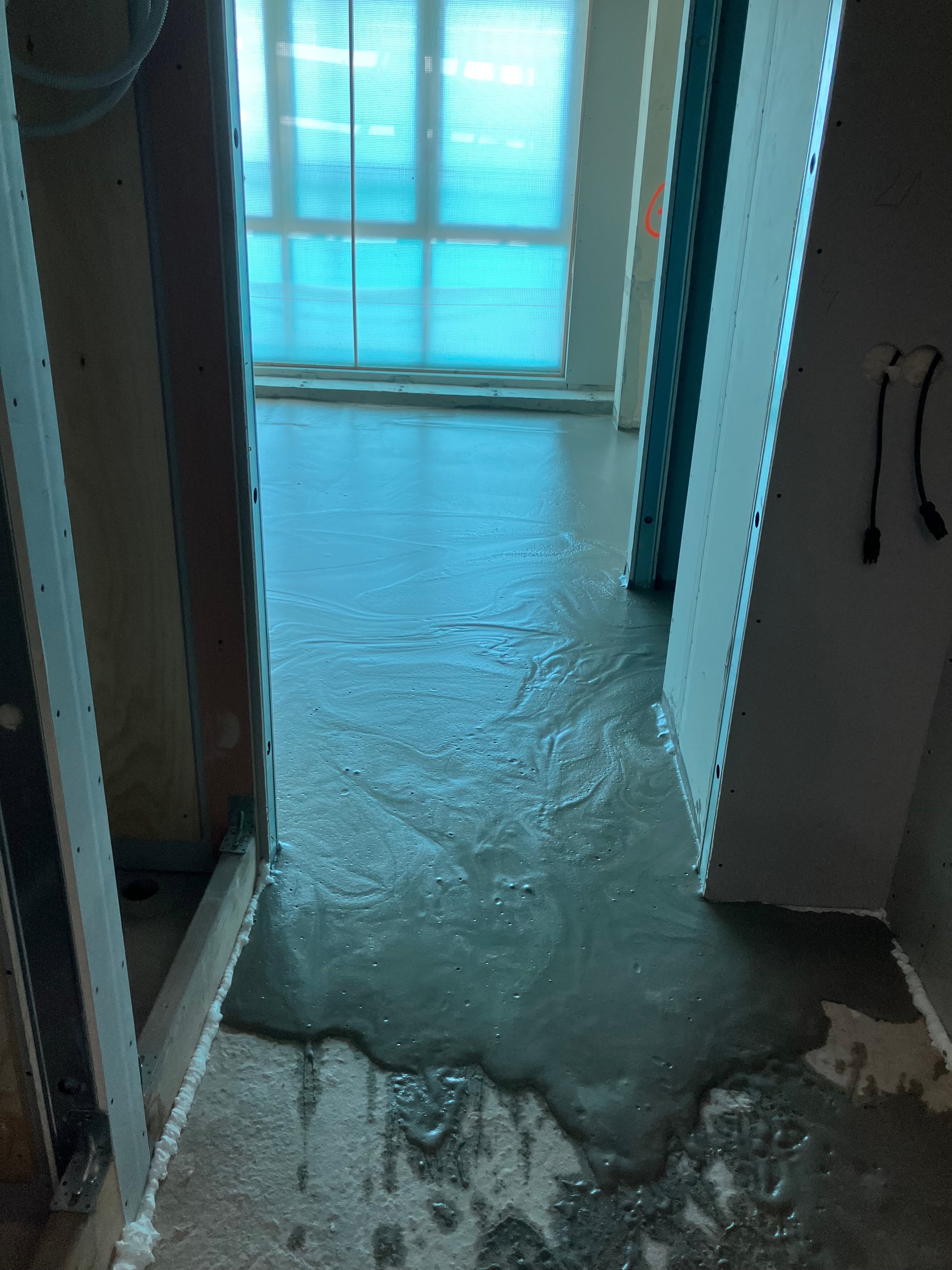 Op de 7e verdieping is gestart met het aanbrengen van het schuimbeton om de vloeren recht te krijgen.