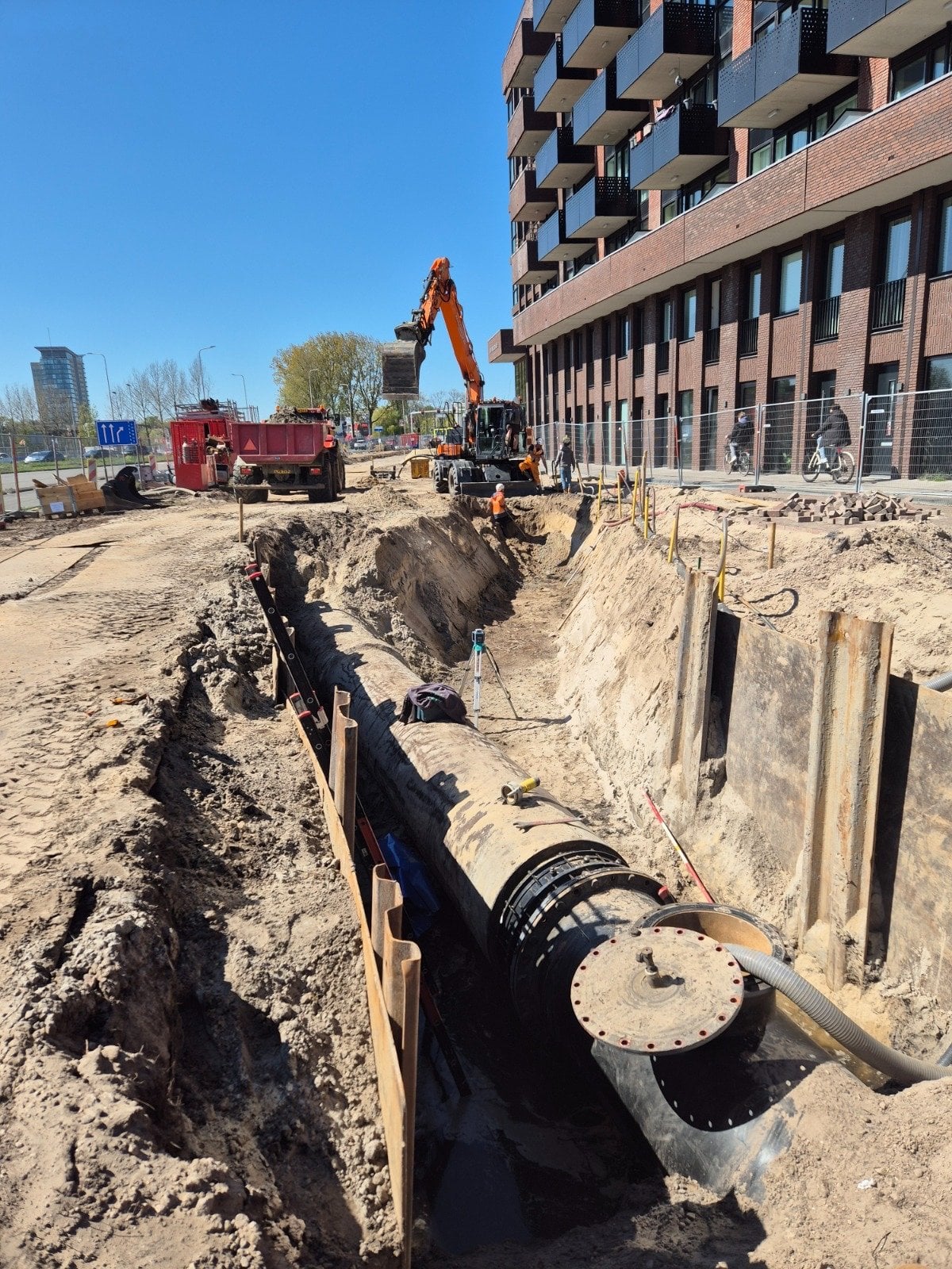 De plaatsing van de waterleiding in de grond.