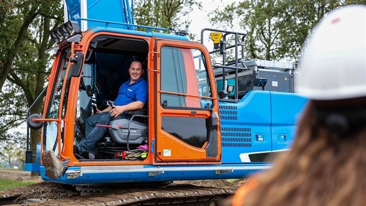 Bas Zegers, trotse machinist op rupskraan 215