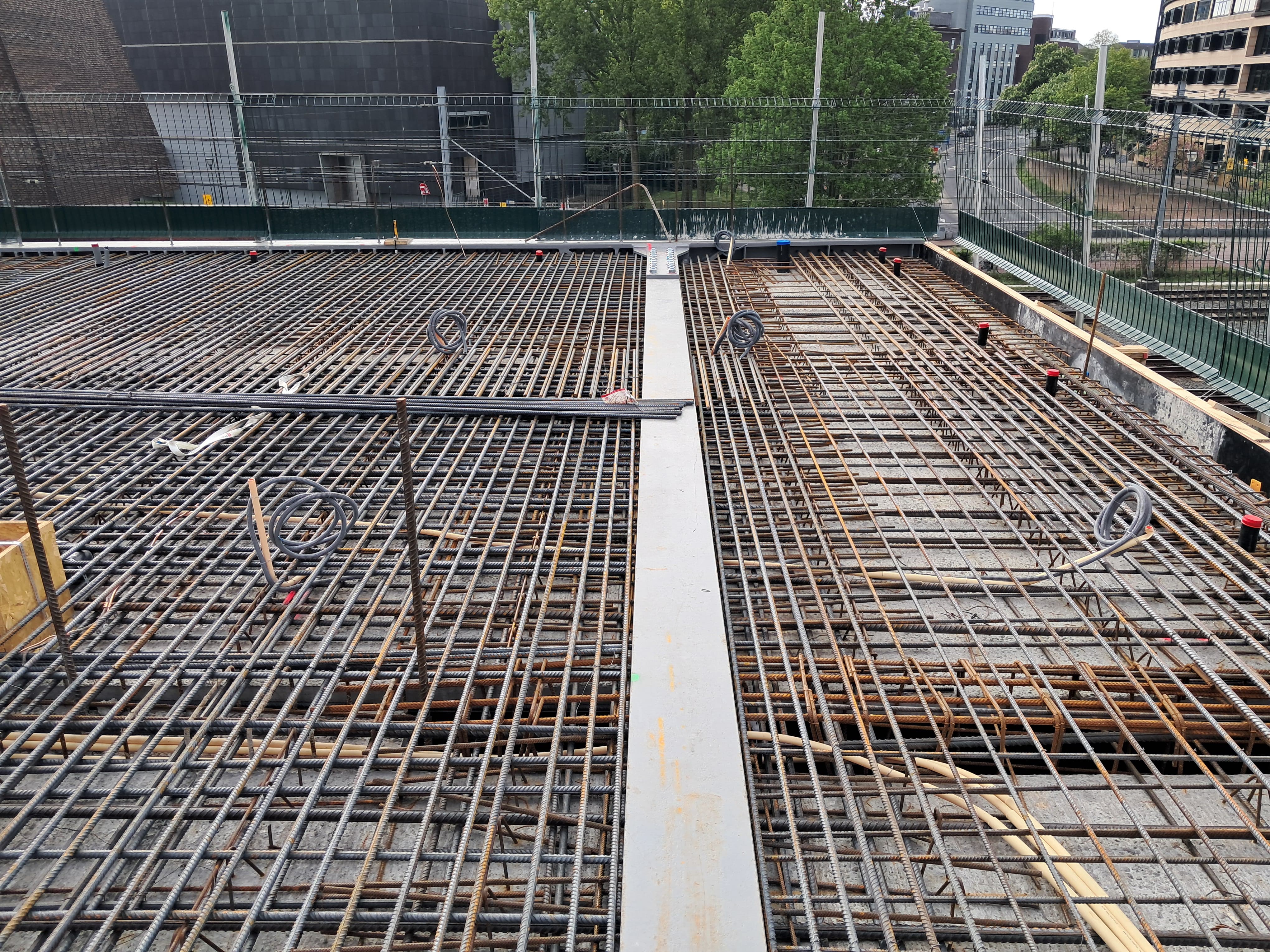 Extra staalconstructie om te voorkomen dat de wand aan de spoorzijde naar buiten kan verplaatsen.