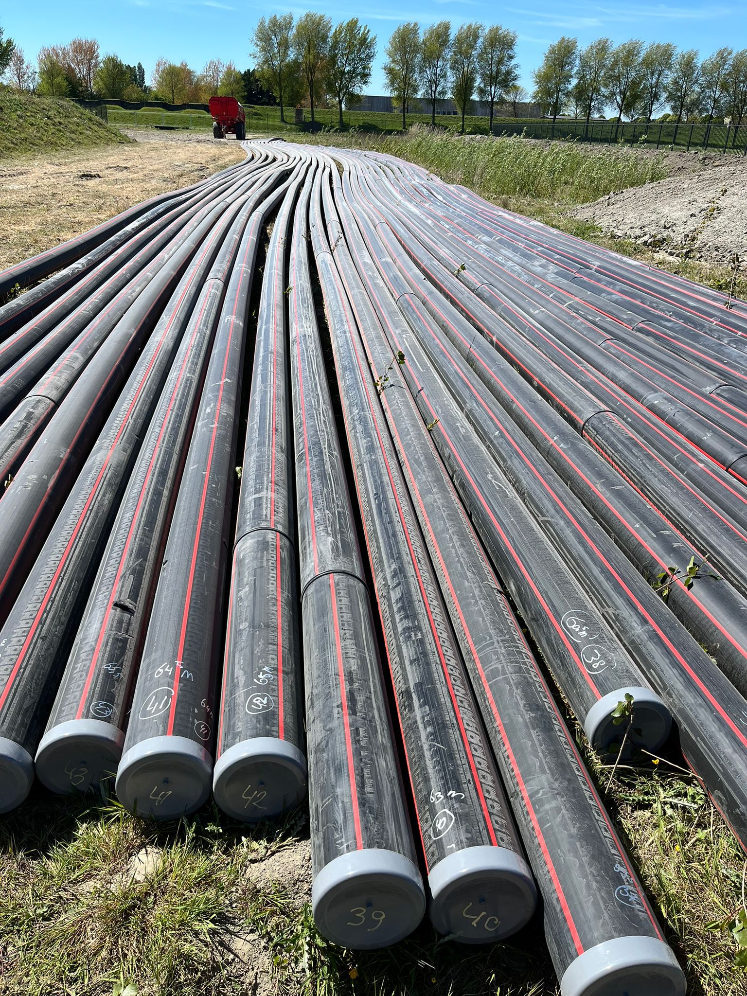 Hier zijn 26 van de uiteindelijke 54 mantelbuizen te zien. Deze liggen straks 30 cm uit elkaar onder de Incheonweg.