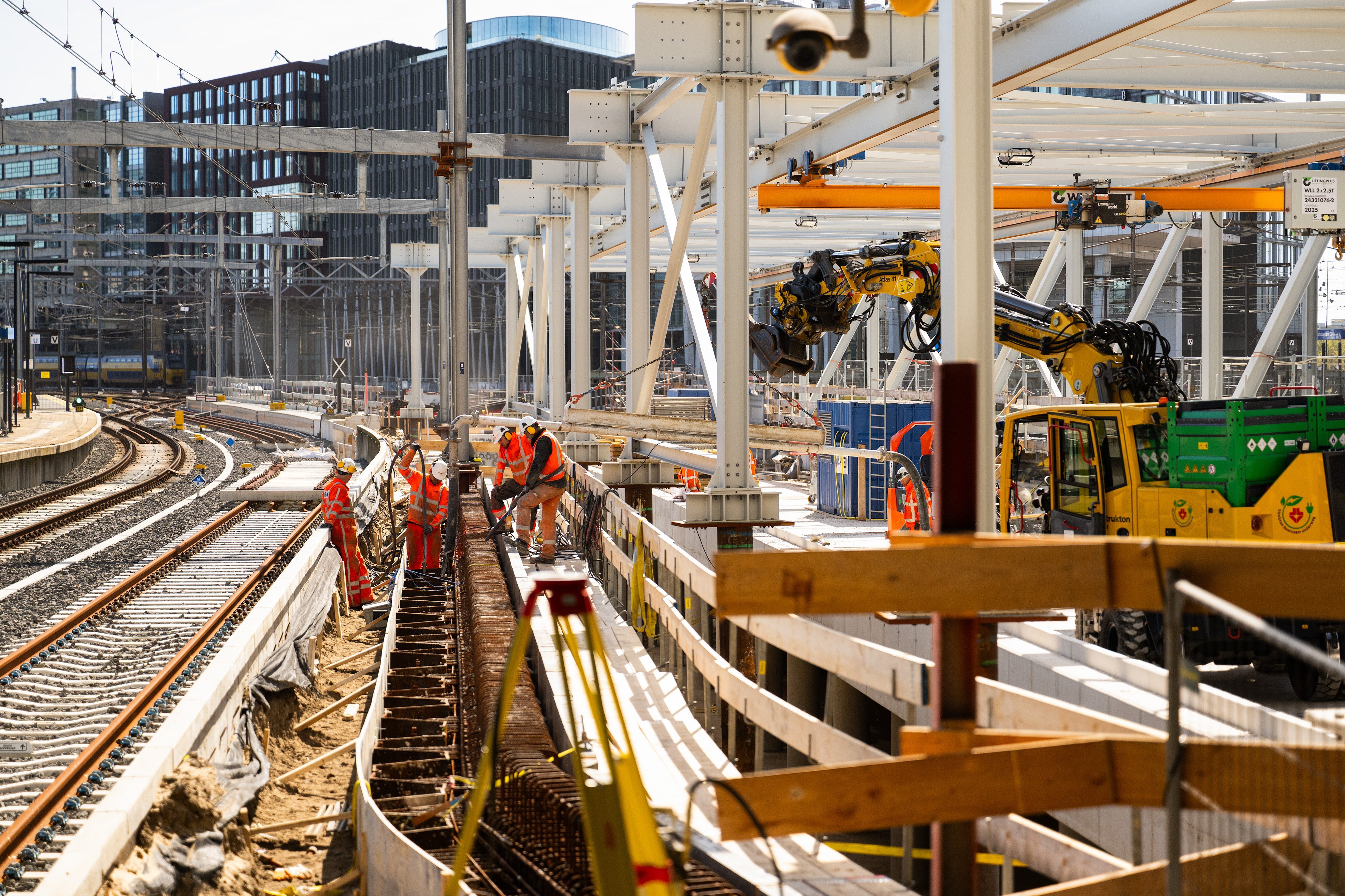 Betonstort en verdichten van het beton m.b.v. een trilnaald.