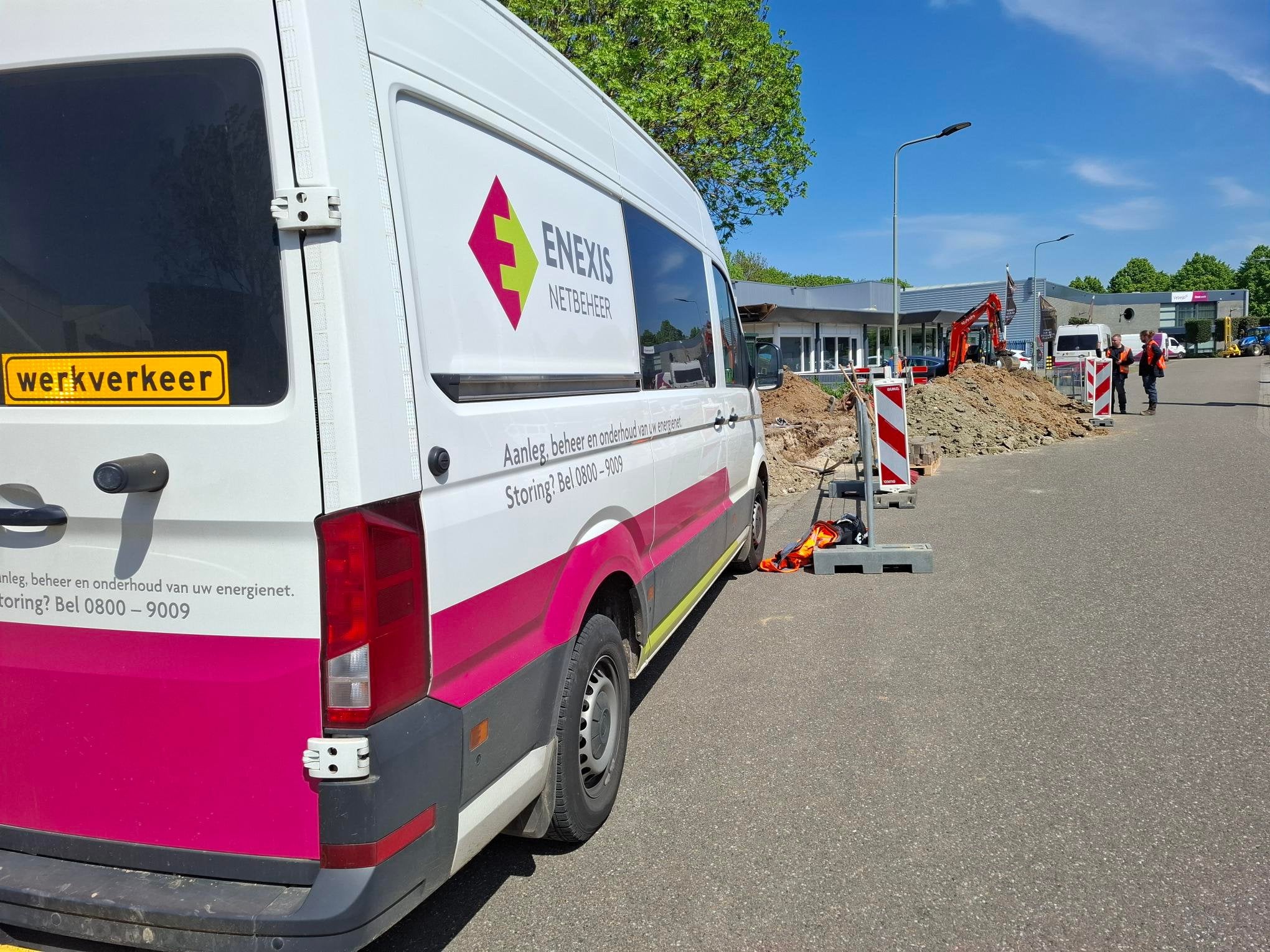 Bij werkzaamheden voor het nieuwe trafostation op Weerterveld is 28 april een ondiep liggende kabel geraakt. Enexis was snel ter plekke voor reparatie.