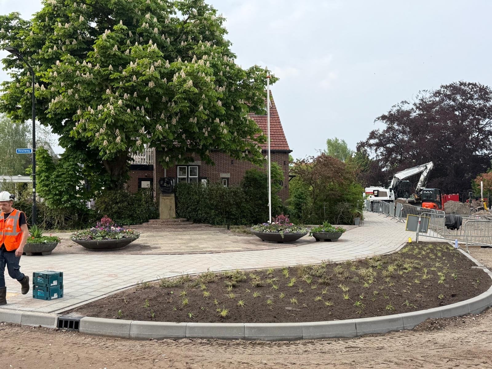 Vernieuwde bestrating oorlogsmonument