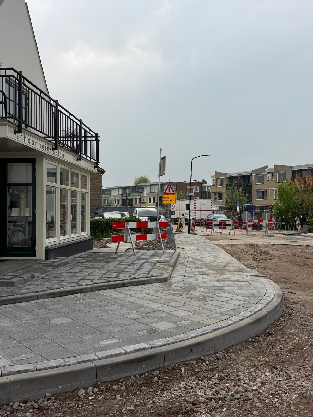 Bestrating trottoir kruising Heulweg/Herenweg