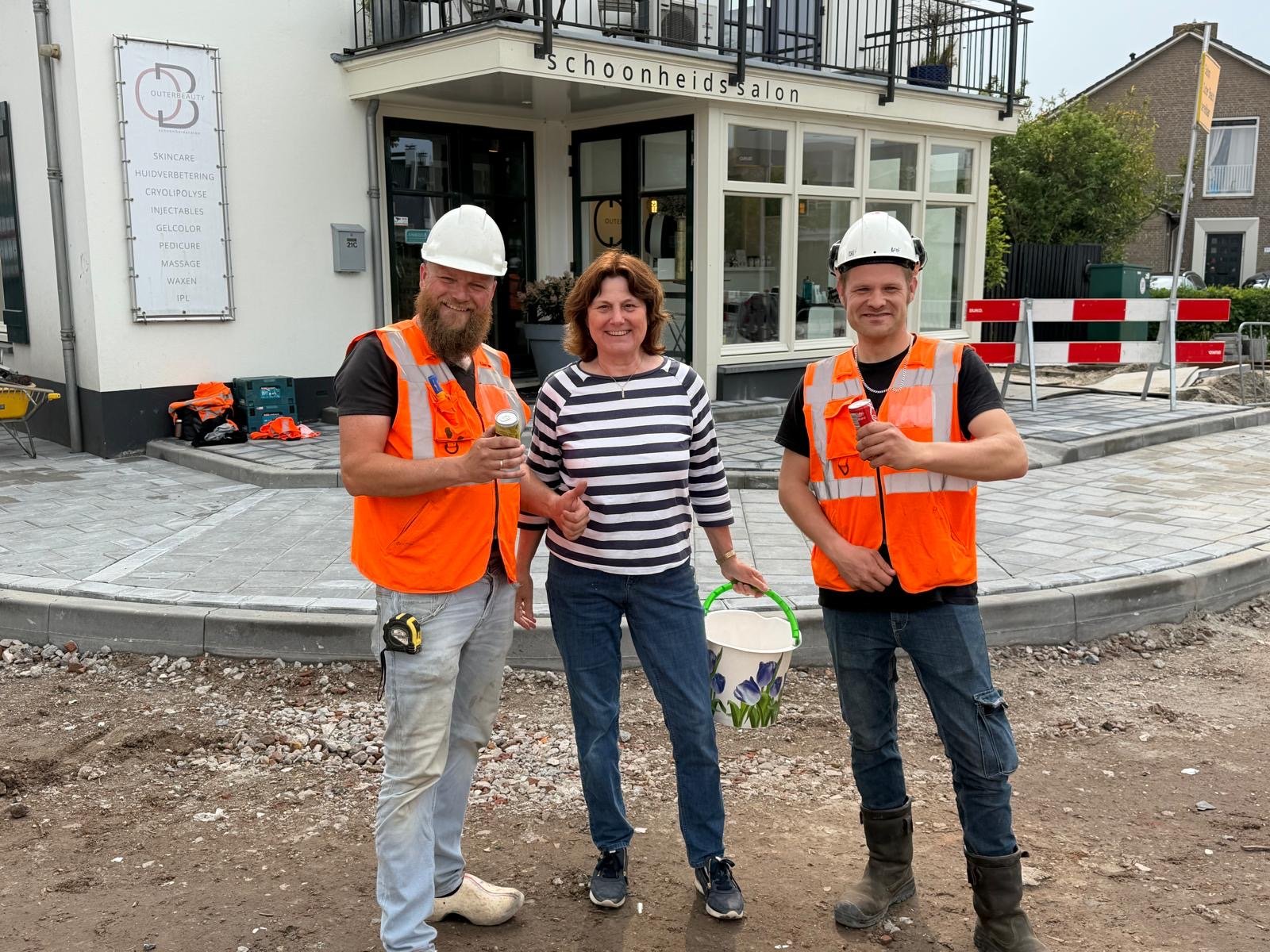 Mevrouw van Zwieten met de mannen van aannemer Van Leeuwen GWW