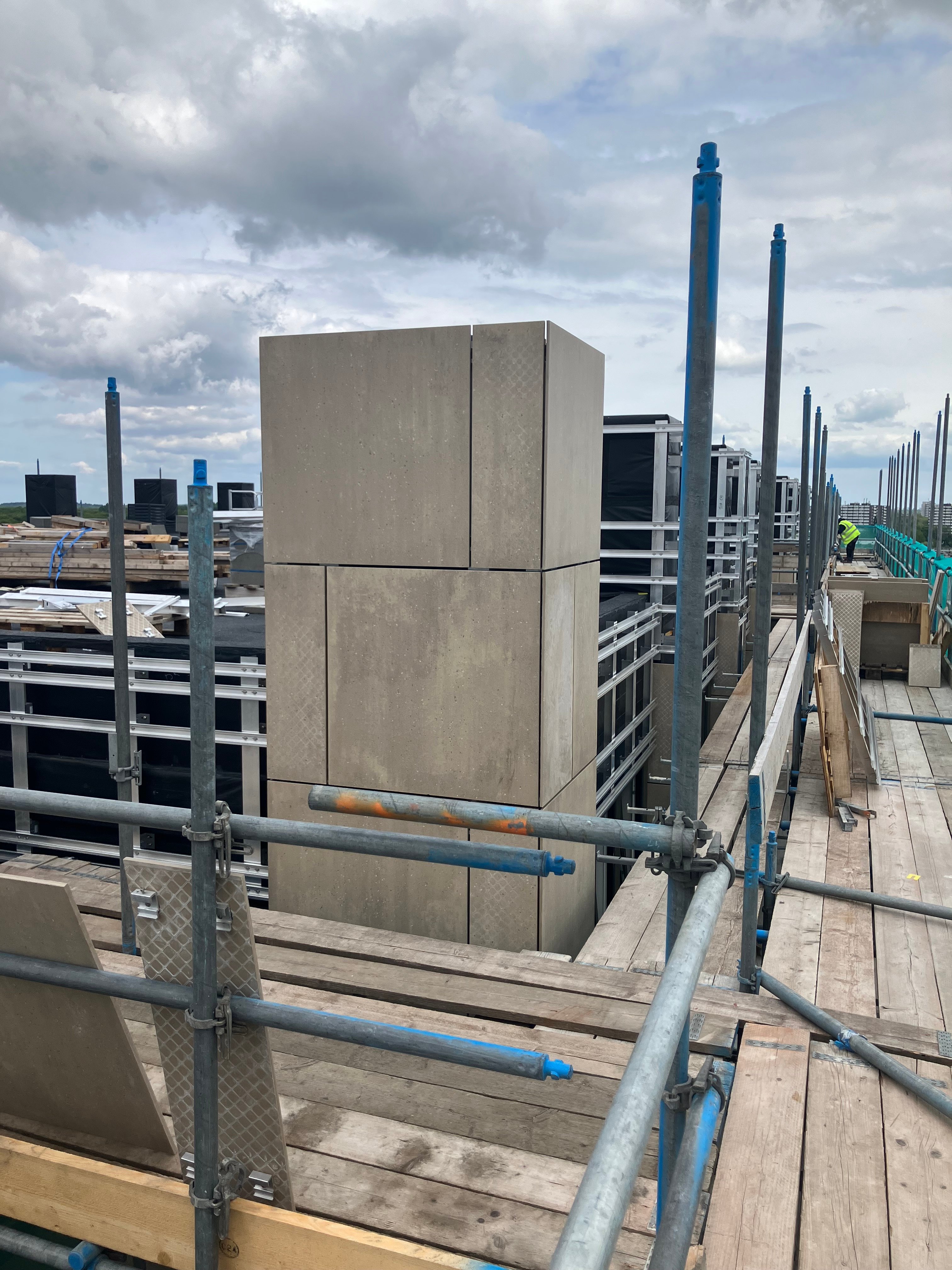 De gevelbekleding op de torentjes van de hoogbouw.