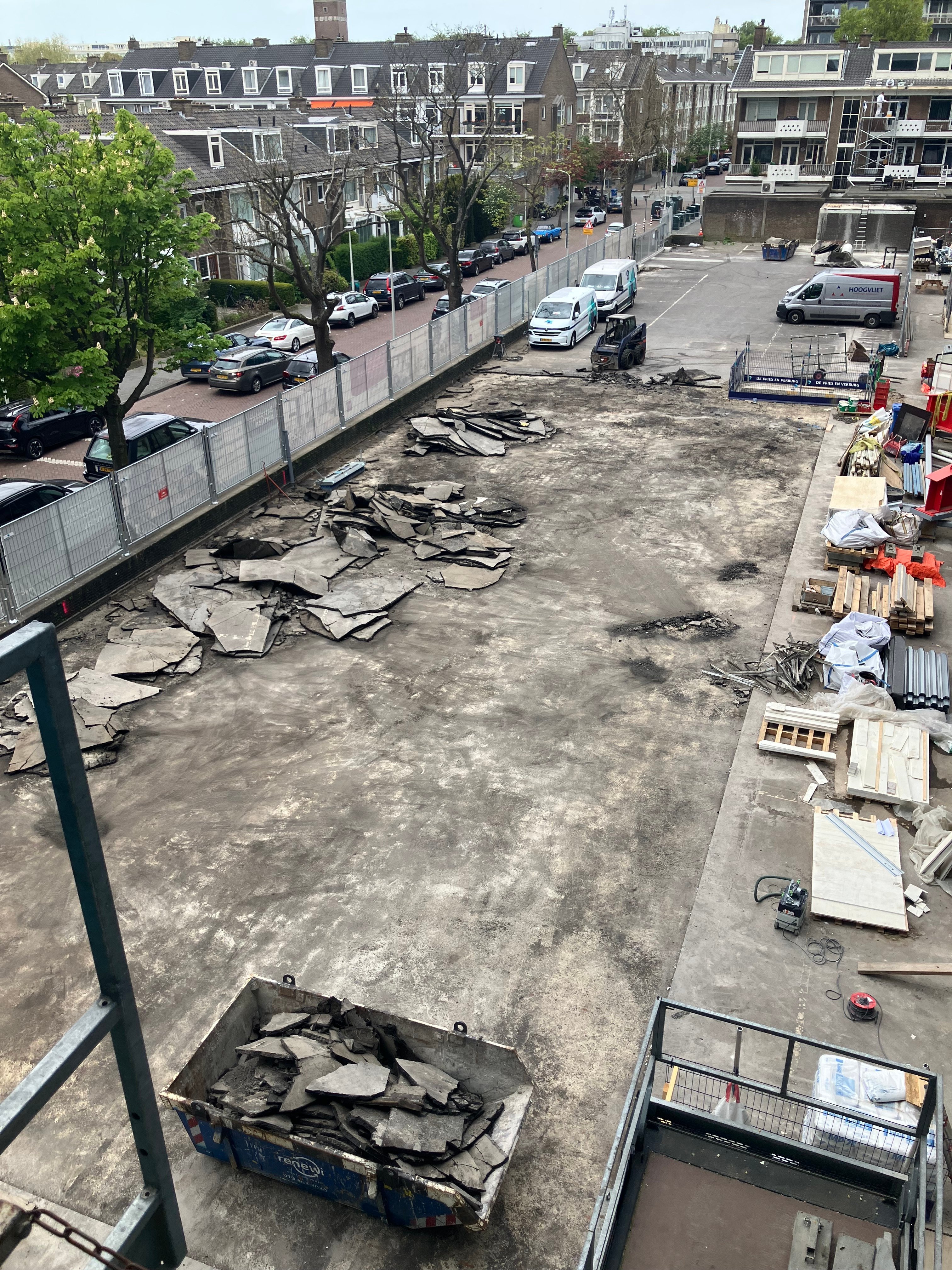 Het wegslopen van het asfalt op het bestaande parkeerkelderdek.