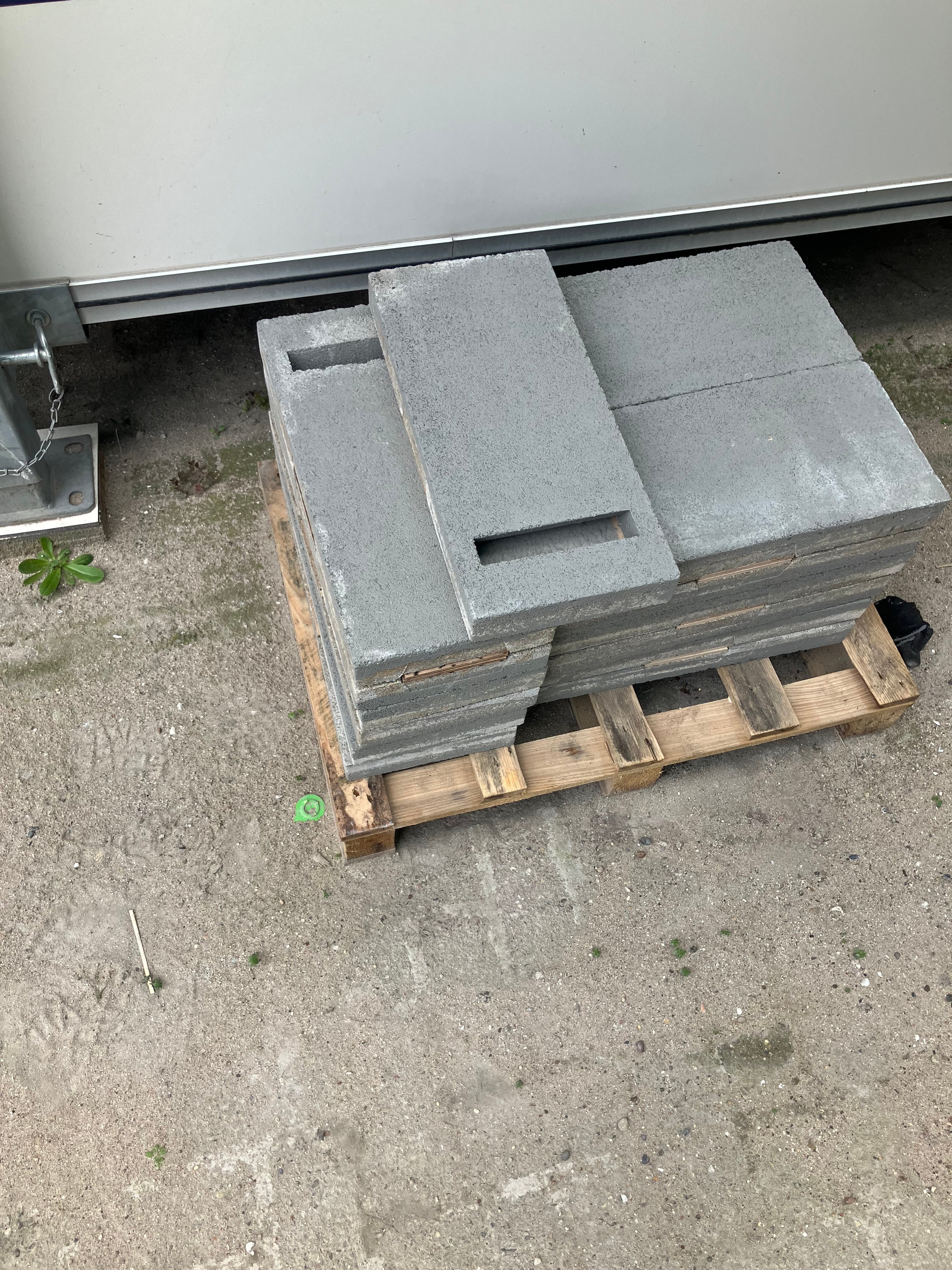 Nestkasten voor vleermuizen die achter de gevel geplaatst zullen worden.