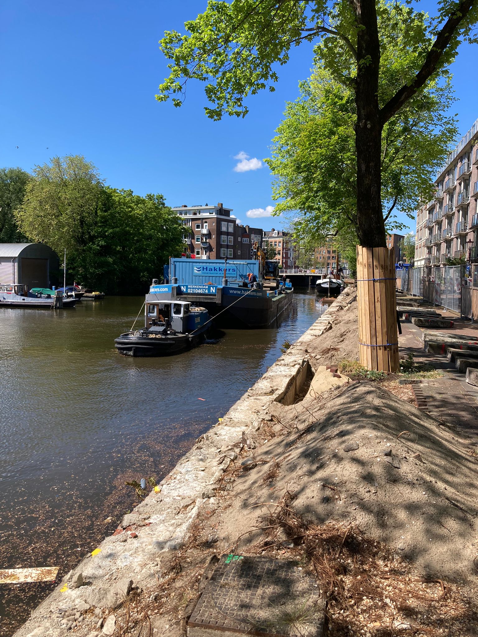 Aanvoer van het materieel voor het herstel van de kademuur van de Zoutkeetsgracht.