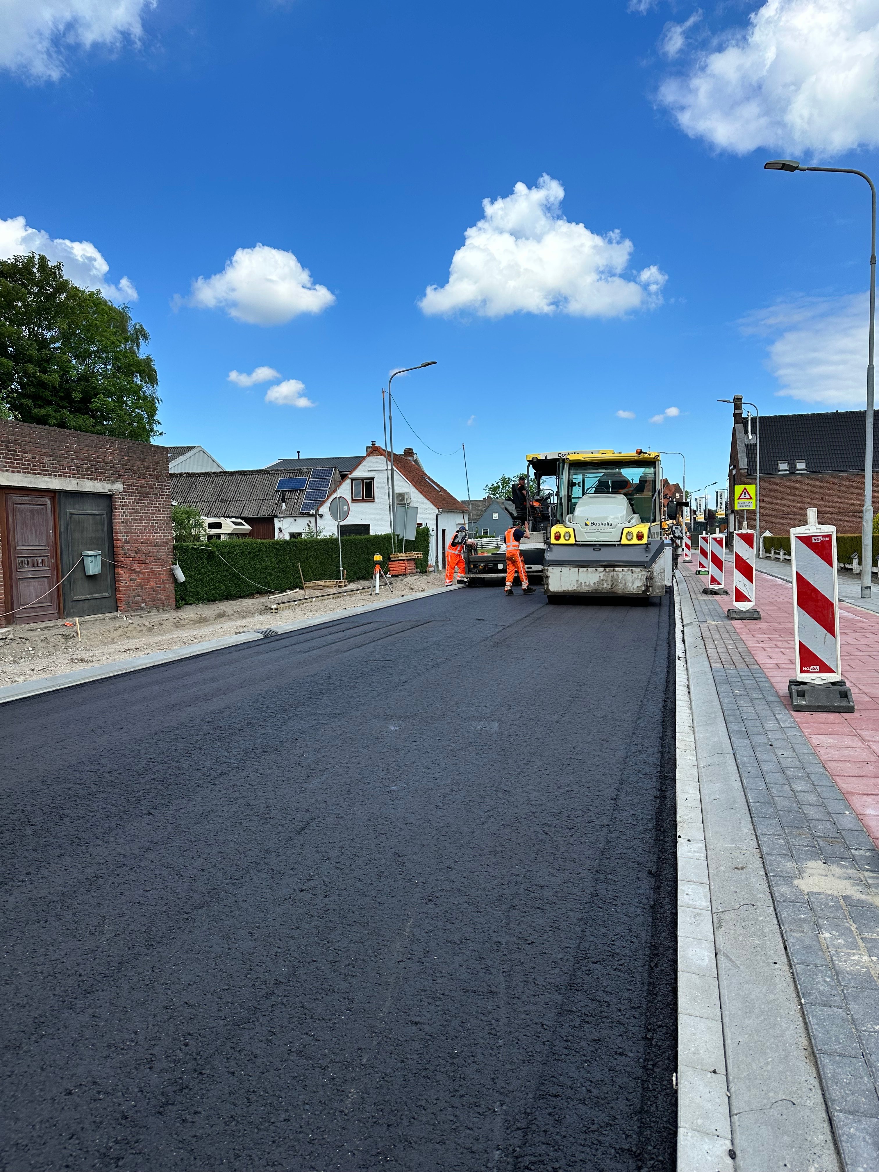 Huidige fase krijgt de eerste twee lagen asfalt. Half juni volgt de toplaag.