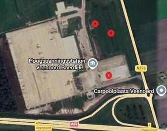 De locaties van de masten (rode cirkels)