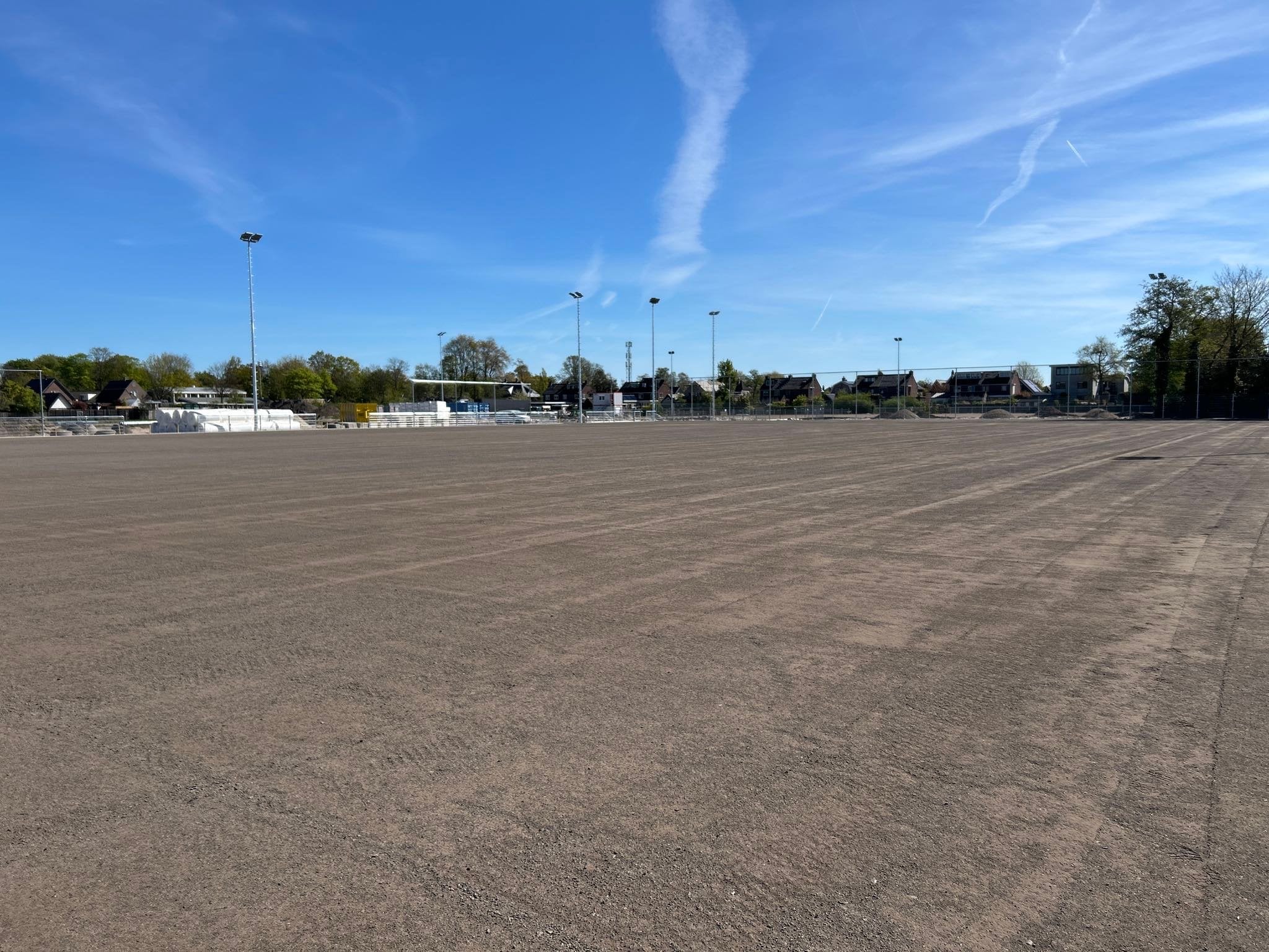 De onderbaan van het kunstgrasveld ligt er strak in.