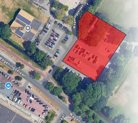 Parkeerplaatsen in rode vak zijn niet beschikbaar.