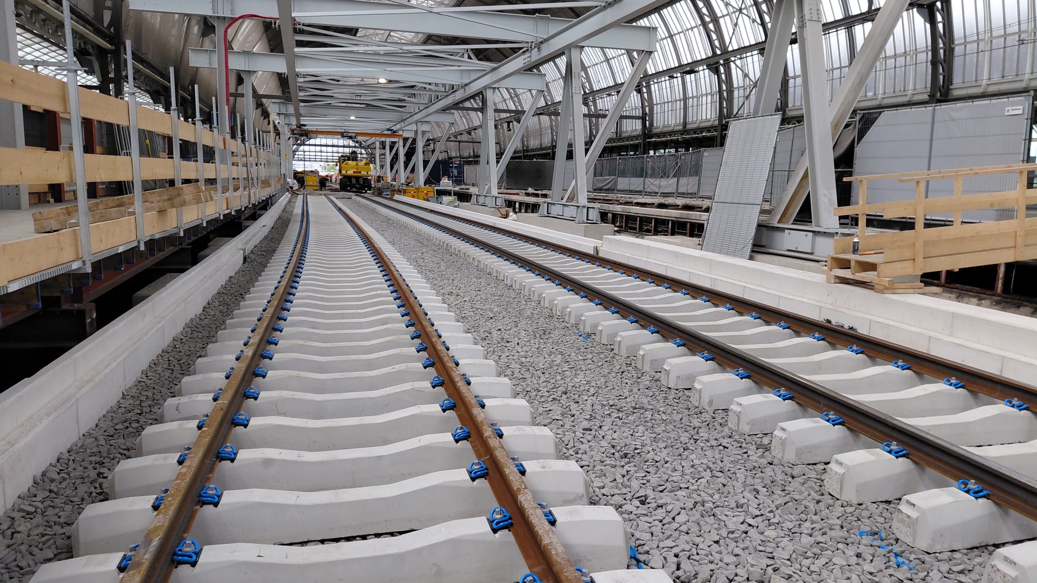 Boven de fietsenstalling ligt nu een nieuw spoordek  met daarop twee sporen van ongeveer 170 meter lang.