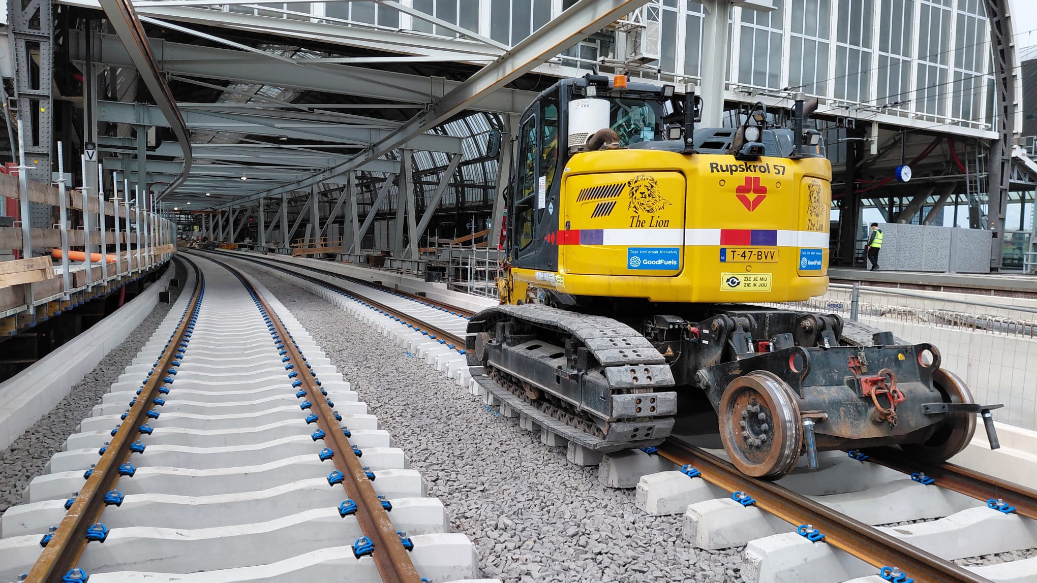 Een Strukton rupskrol 57, een mobiele kraan met rupsbanden en beweegbaar frame met spoorwiel.