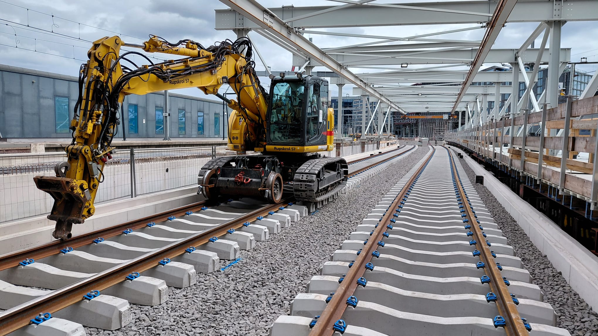Een Strukton rupskrol 57, een mobiele kraan (of graafmachine) met rupsbanden en beweegbaar frame met spoorwiel.