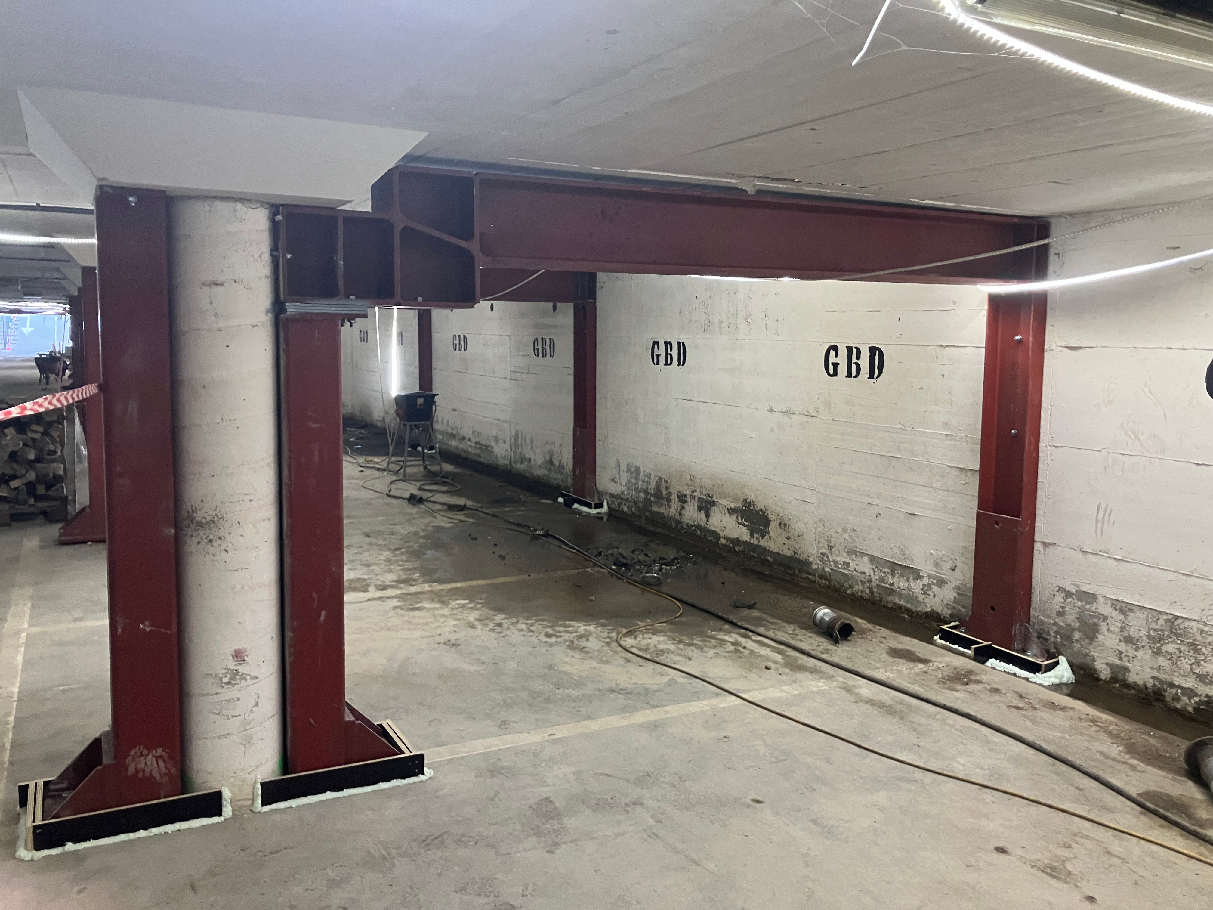 Staal in de garage wat aangebracht is voor de eengezinswoningen.