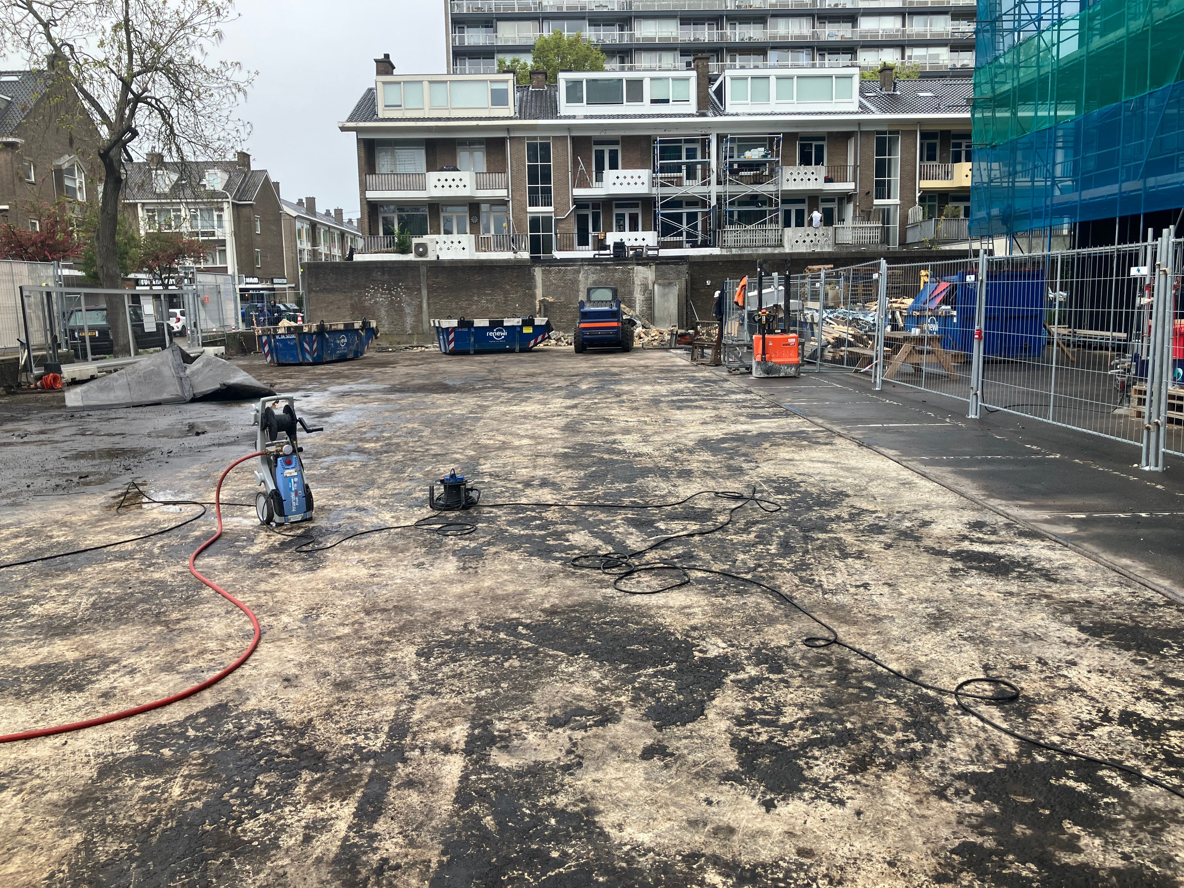 Het parkeerkelderdek waarbij het metselwerk al voor een groot gedeelde gesloopt is.