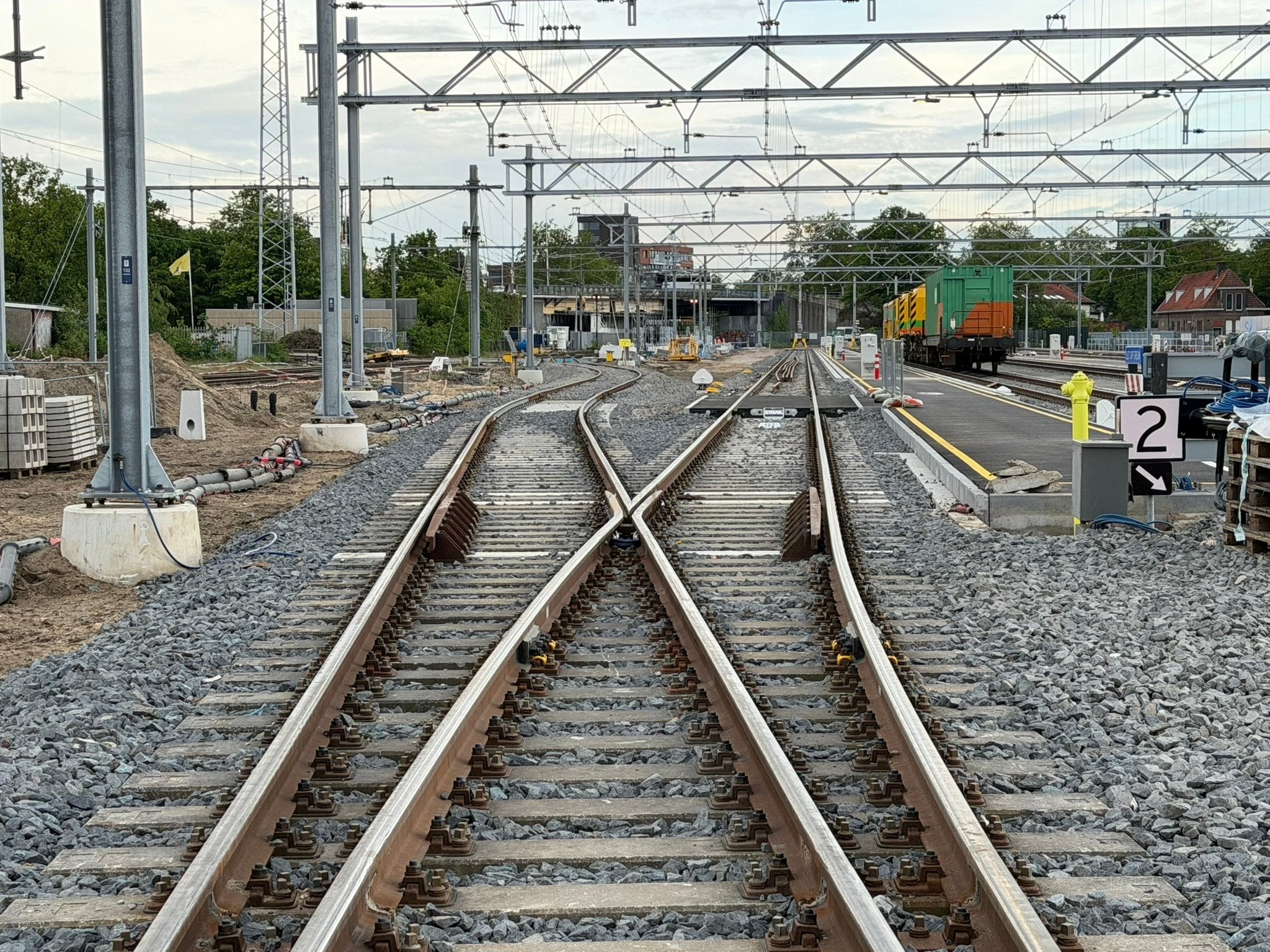 Bypass richting Den Bosch (linkerspoor). We leggen op de plek van het 6e spoor een tijdelijke aansluiting naar een ander spoor. Tijdens de werkzaamheden aan perron 5-6, reizigerstunnel en perron 3-4 kunnen we met deze bypass altijd een bepaalde beschikbaarheid voor de sporen richting Den Bosch garanderen.